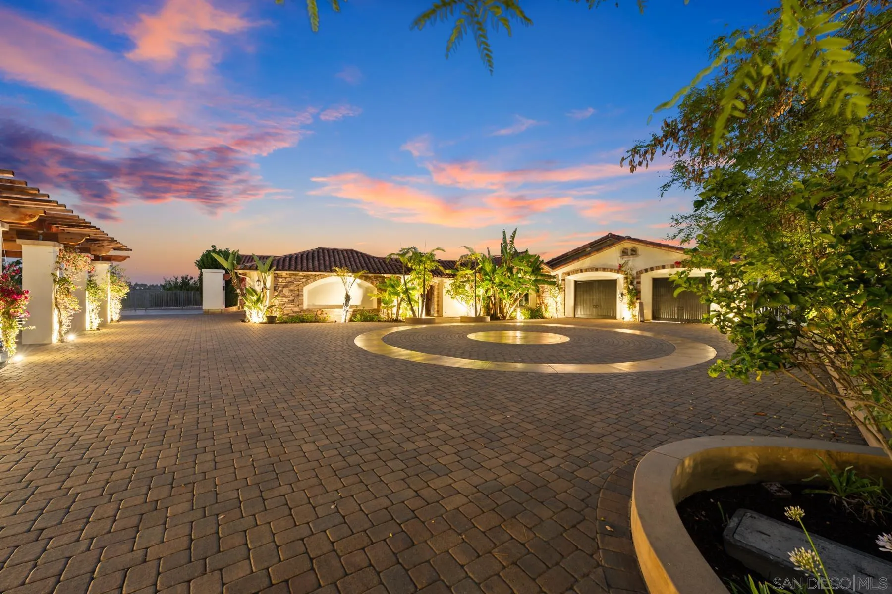 https://cdn.realtyfeed.com/cdn/127/260011270/567a2bcab107f73b13ebfb327367a205.webp