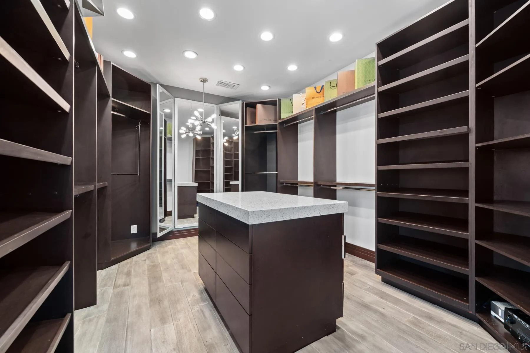 https://cdn.realtyfeed.com/cdn/127/260011270/6d2bcdaf67de23ec715f0bca916255fb.webp
