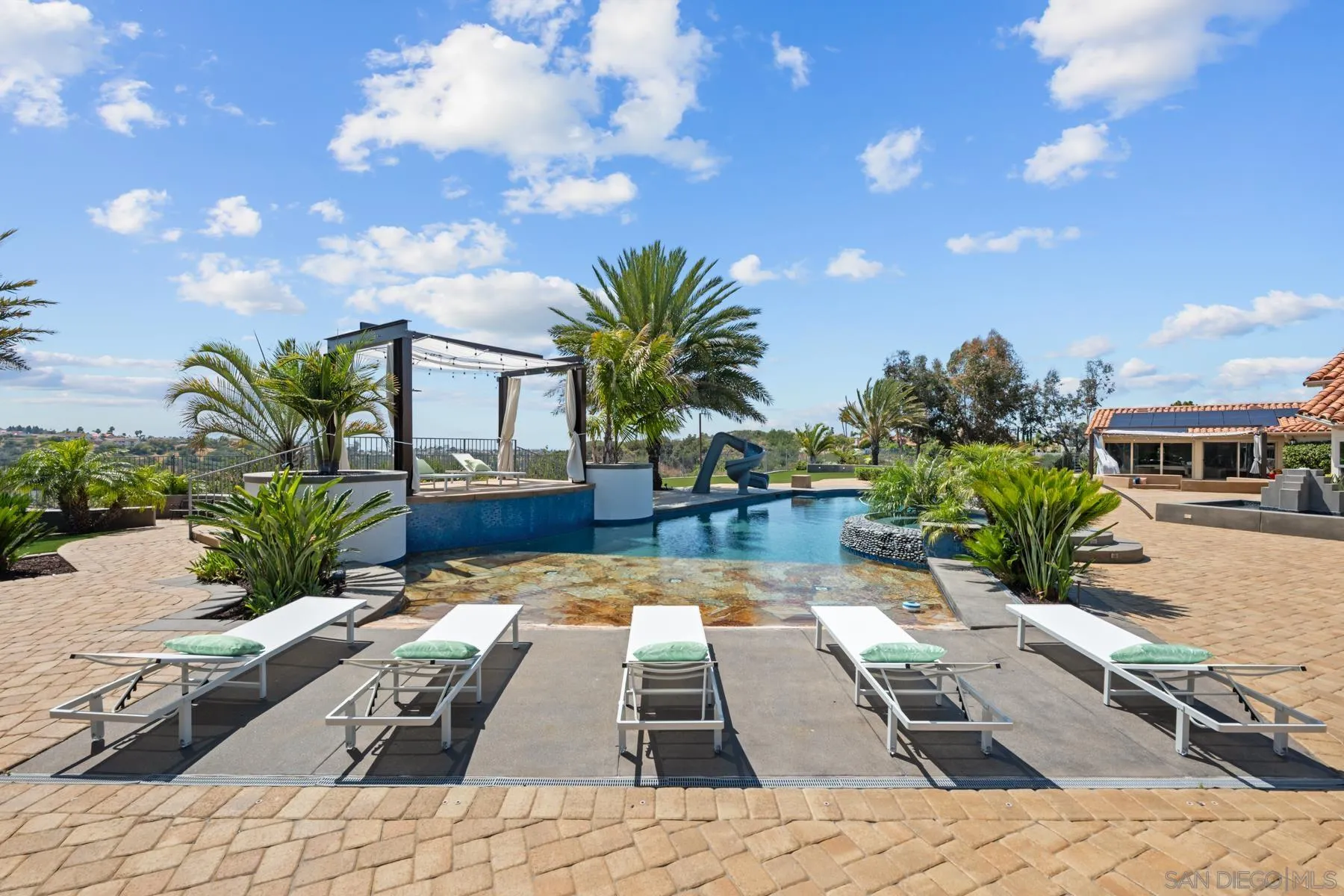 https://cdn.realtyfeed.com/cdn/127/260011270/ca33de18dd0cf44cb4e0e8fb1d42876f.webp