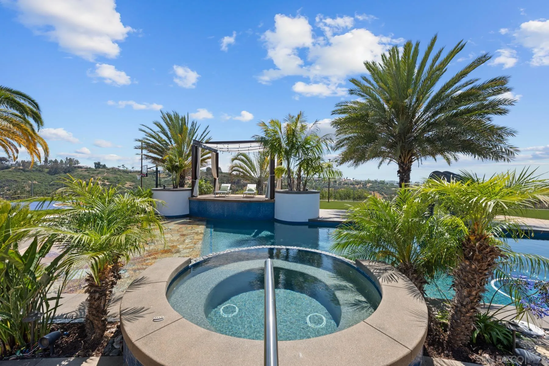 https://cdn.realtyfeed.com/cdn/127/260011270/fdb045ecd1800c8aec21b14495673f64.webp