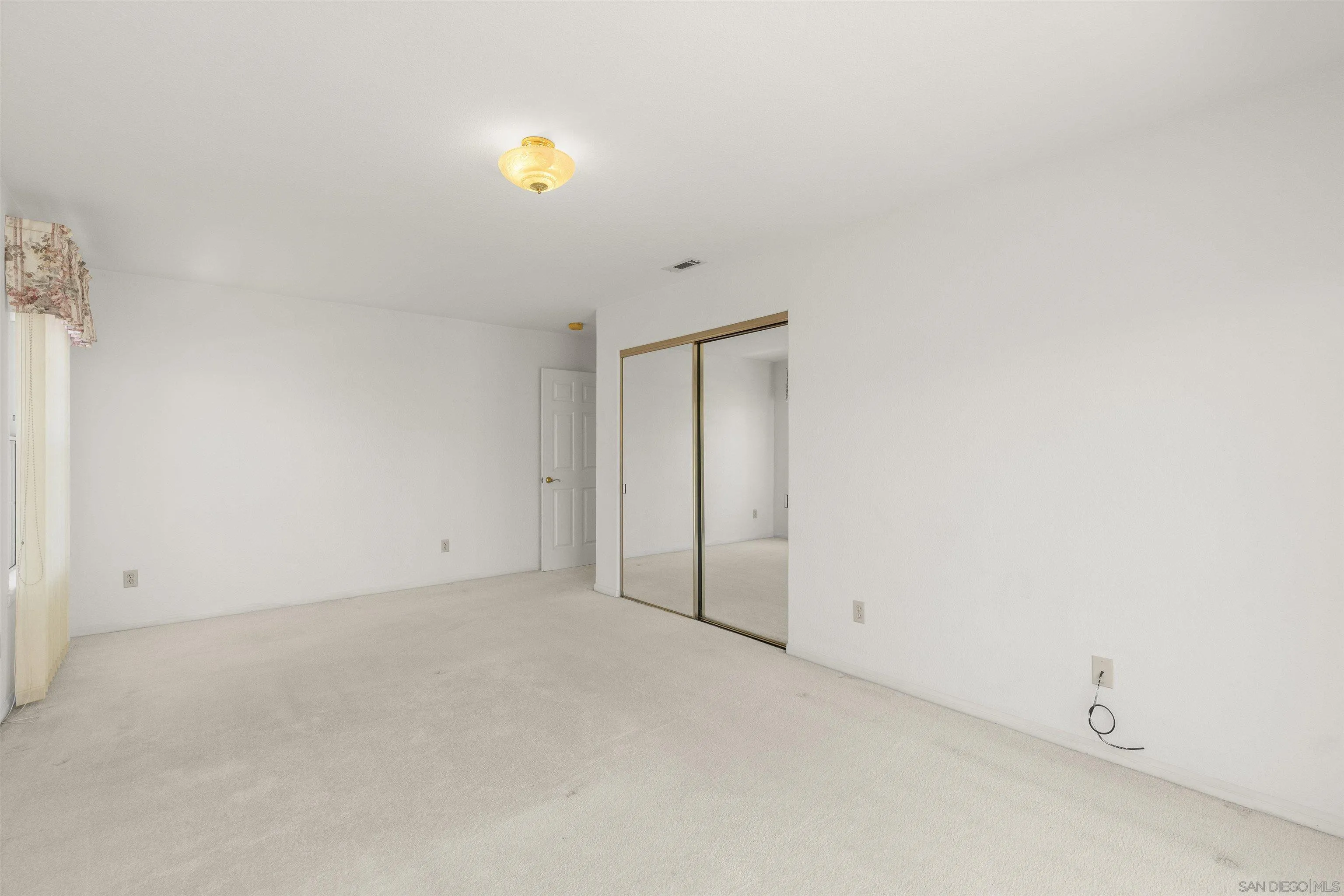 https://cdn.realtyfeed.com/cdn/127/260011275/77fe0c15217efd48775f829dc522af6f.webp