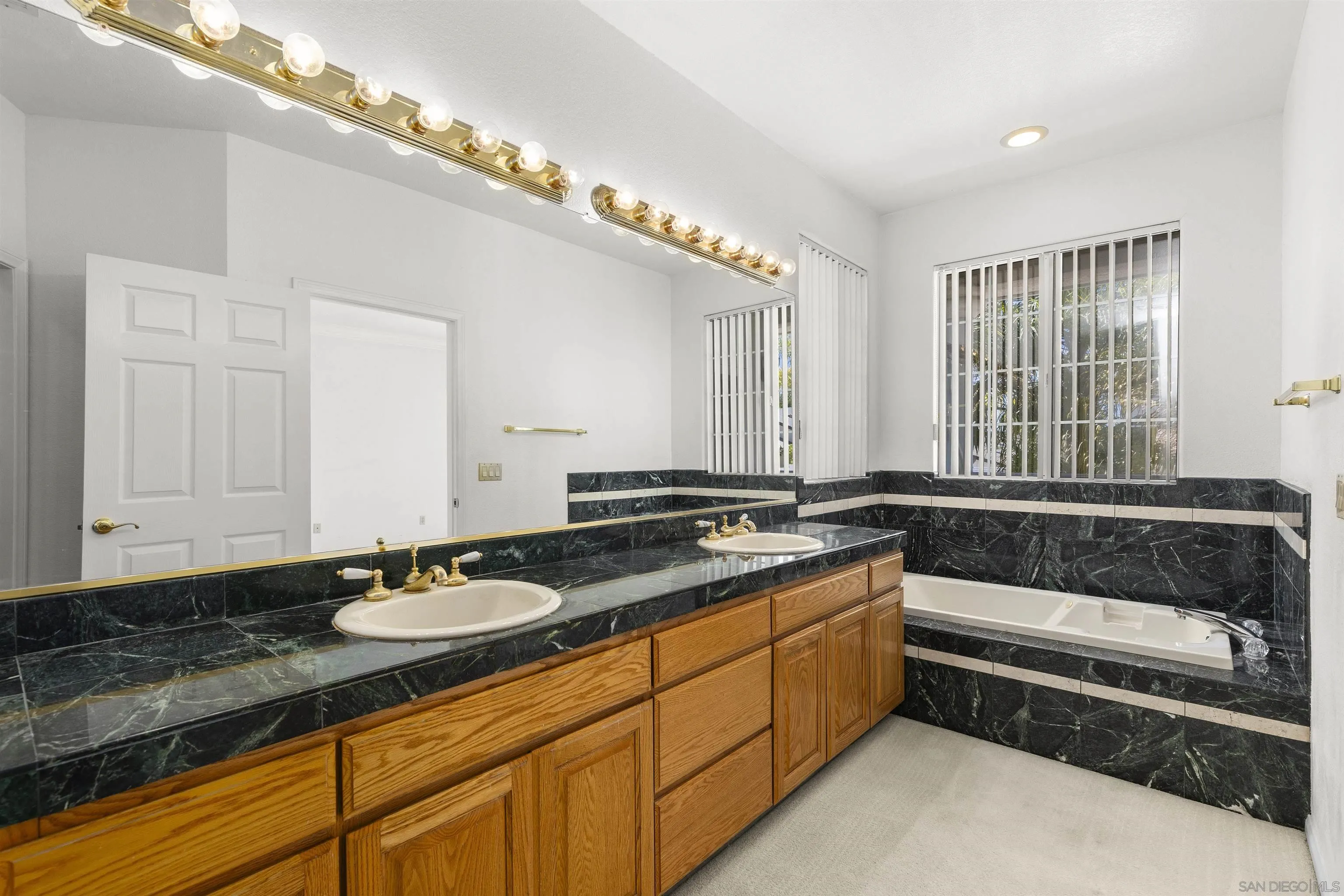 https://cdn.realtyfeed.com/cdn/127/260011275/a3e647673b035c9b5c473bc4bb4137ce.webp