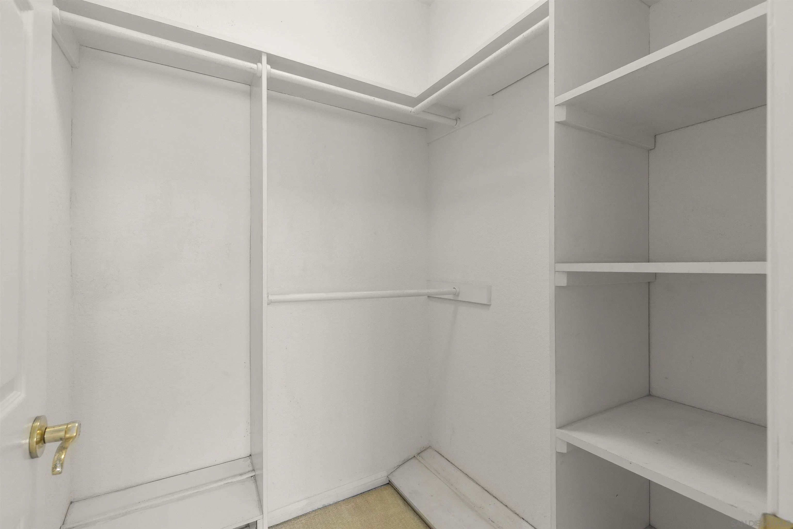 https://cdn.realtyfeed.com/cdn/127/260011275/bfdb1e2f6f9c7dab70f6020ef583c000.webp