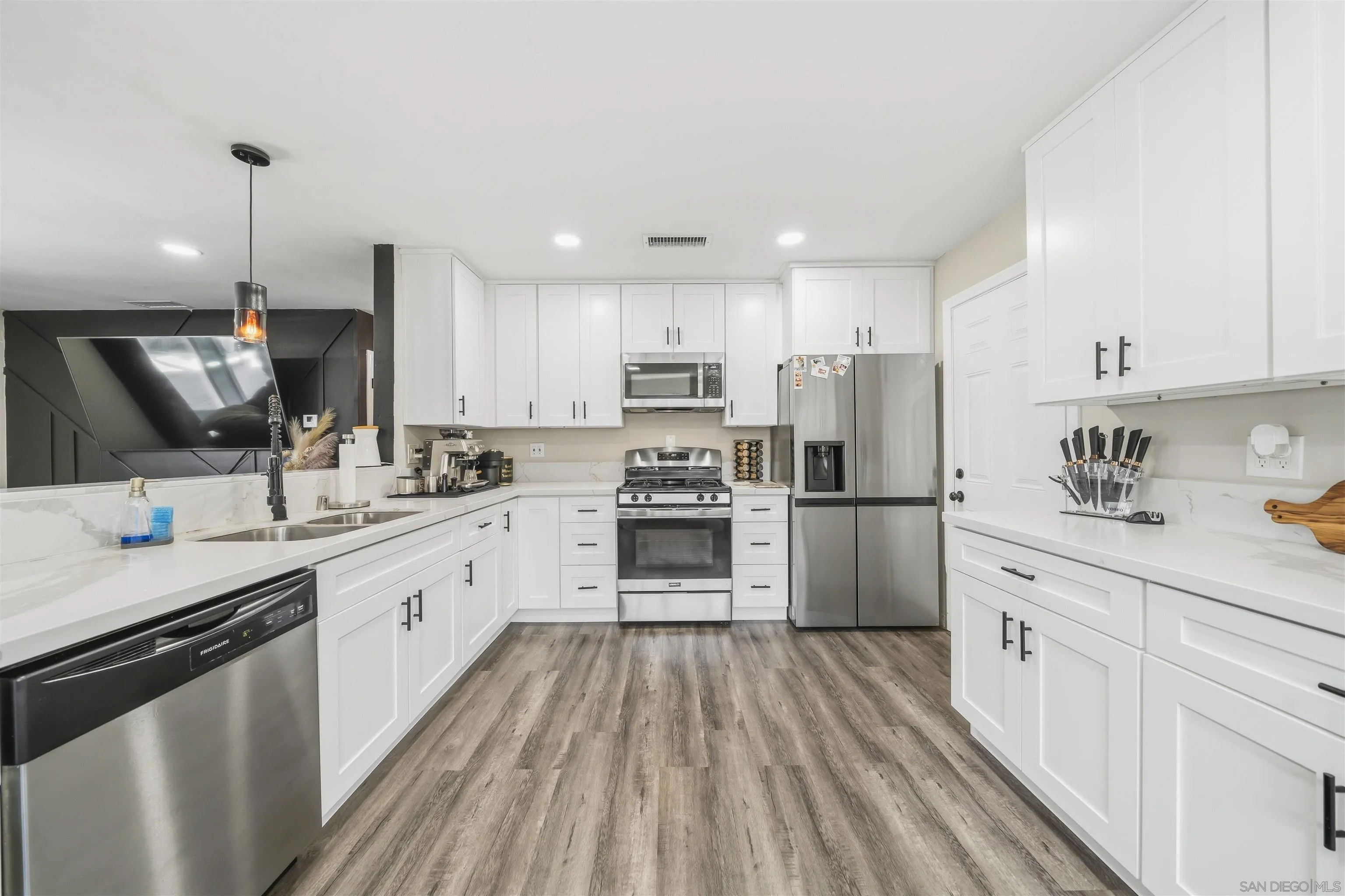 https://cdn.realtyfeed.com/cdn/127/260011282/338e9fa016867bcb5cdcde0f20cb1b19.webp