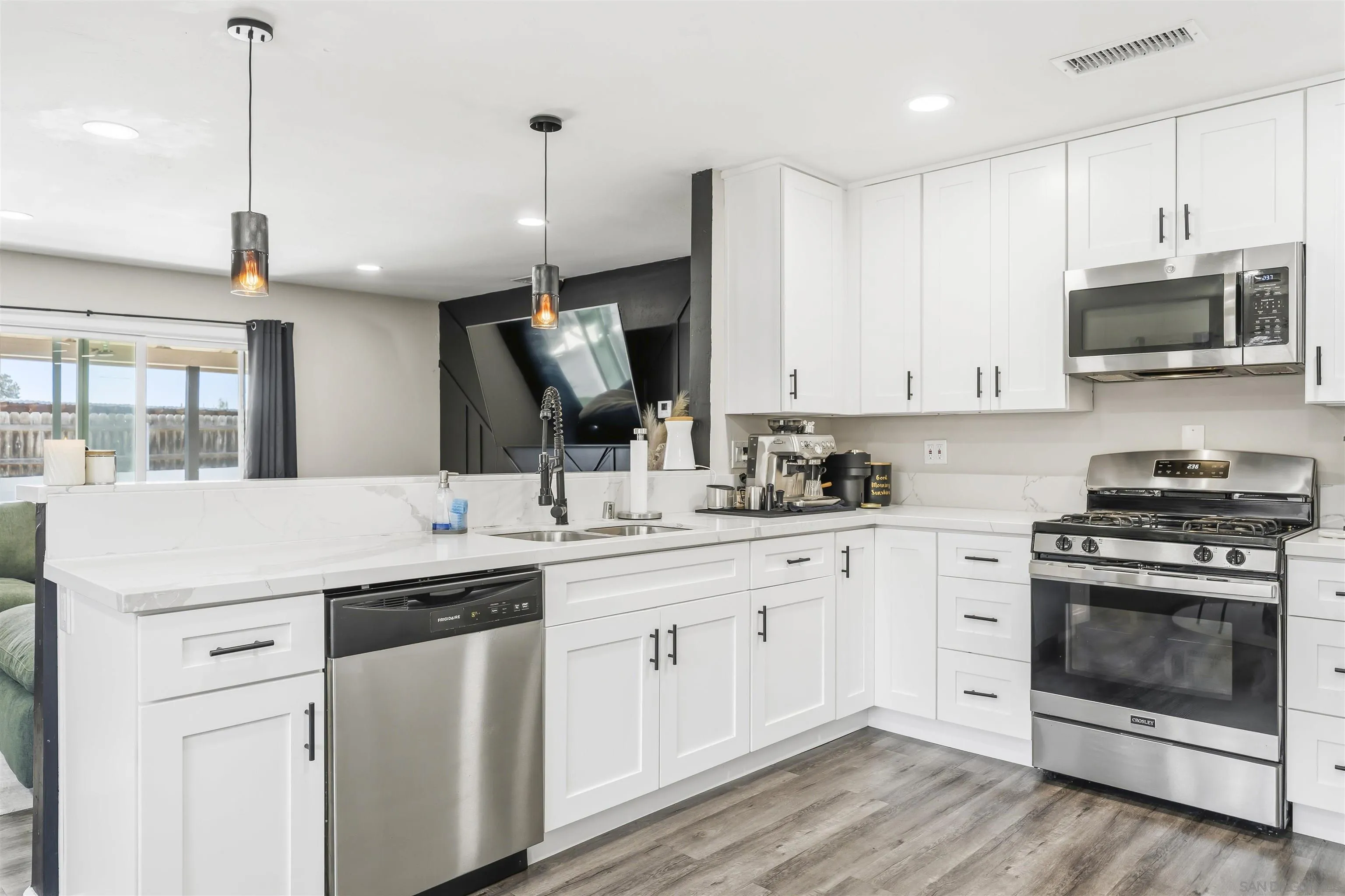 https://cdn.realtyfeed.com/cdn/127/260011282/762d3aa1b6e2e64296b4cf495cde5e17.webp