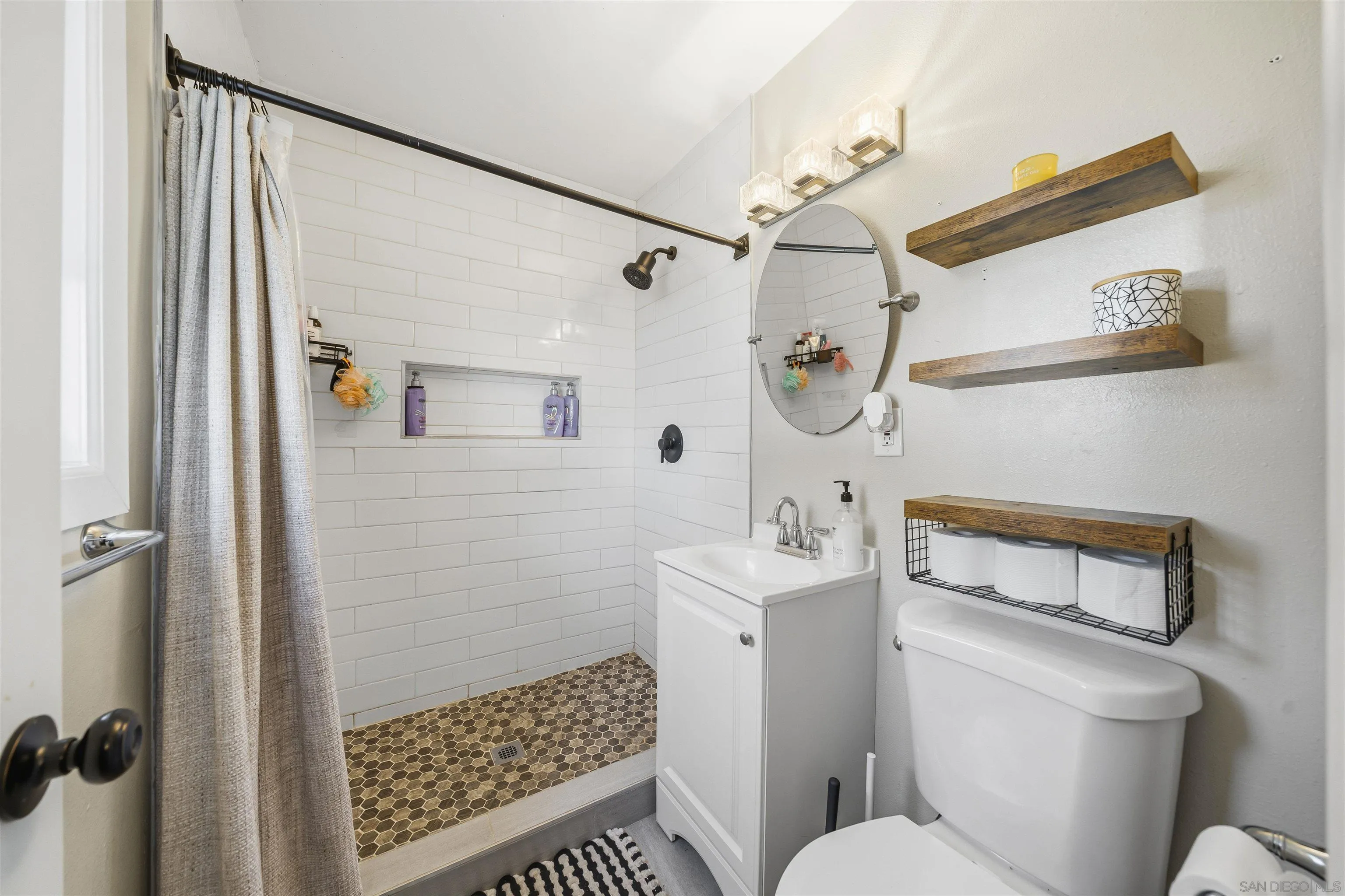 https://cdn.realtyfeed.com/cdn/127/260011282/76eed49b71df336f609bbd3336289d42.webp