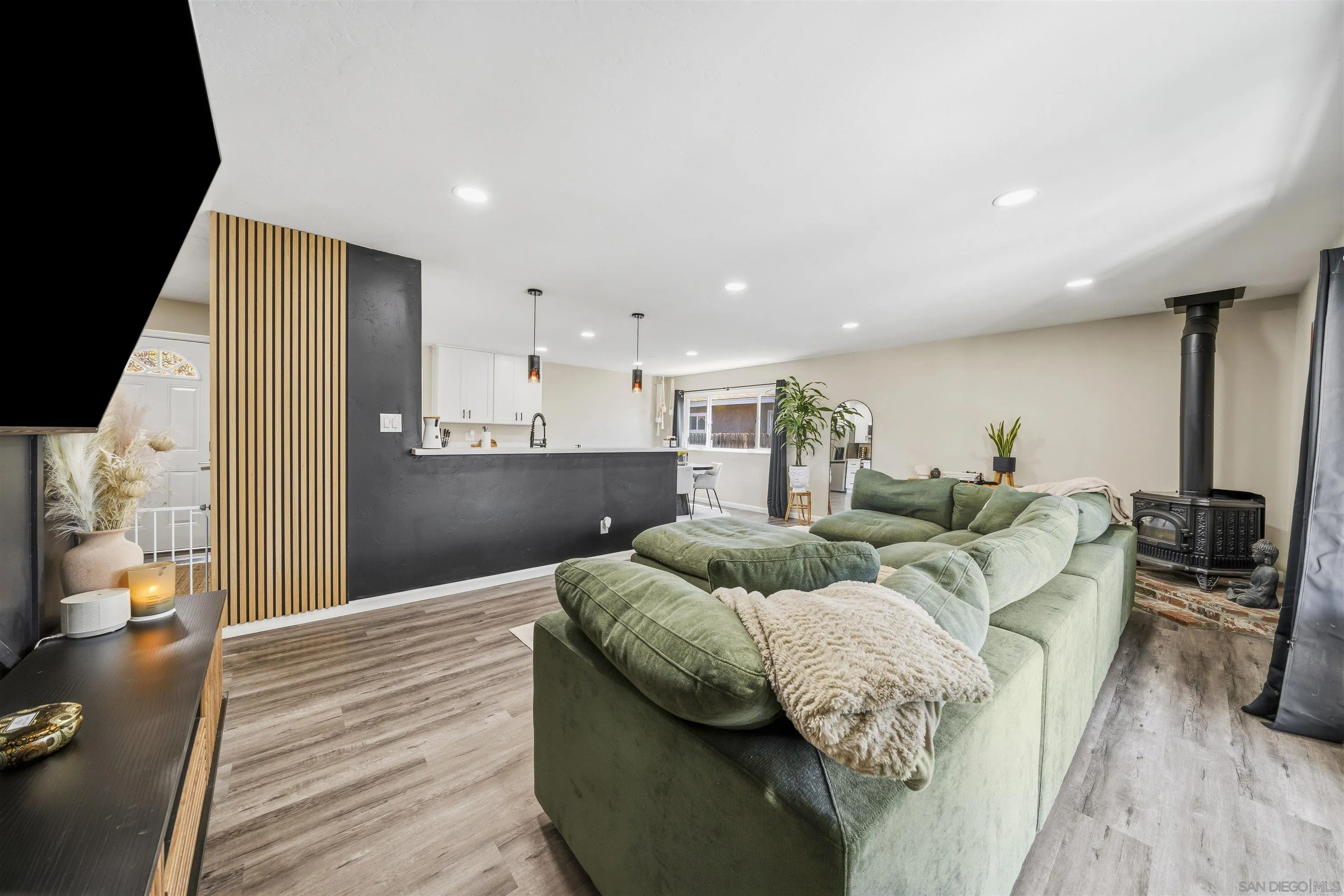 https://cdn.realtyfeed.com/cdn/127/260011282/aeb35ca30f5b3a64219d0e2292700c8d.webp