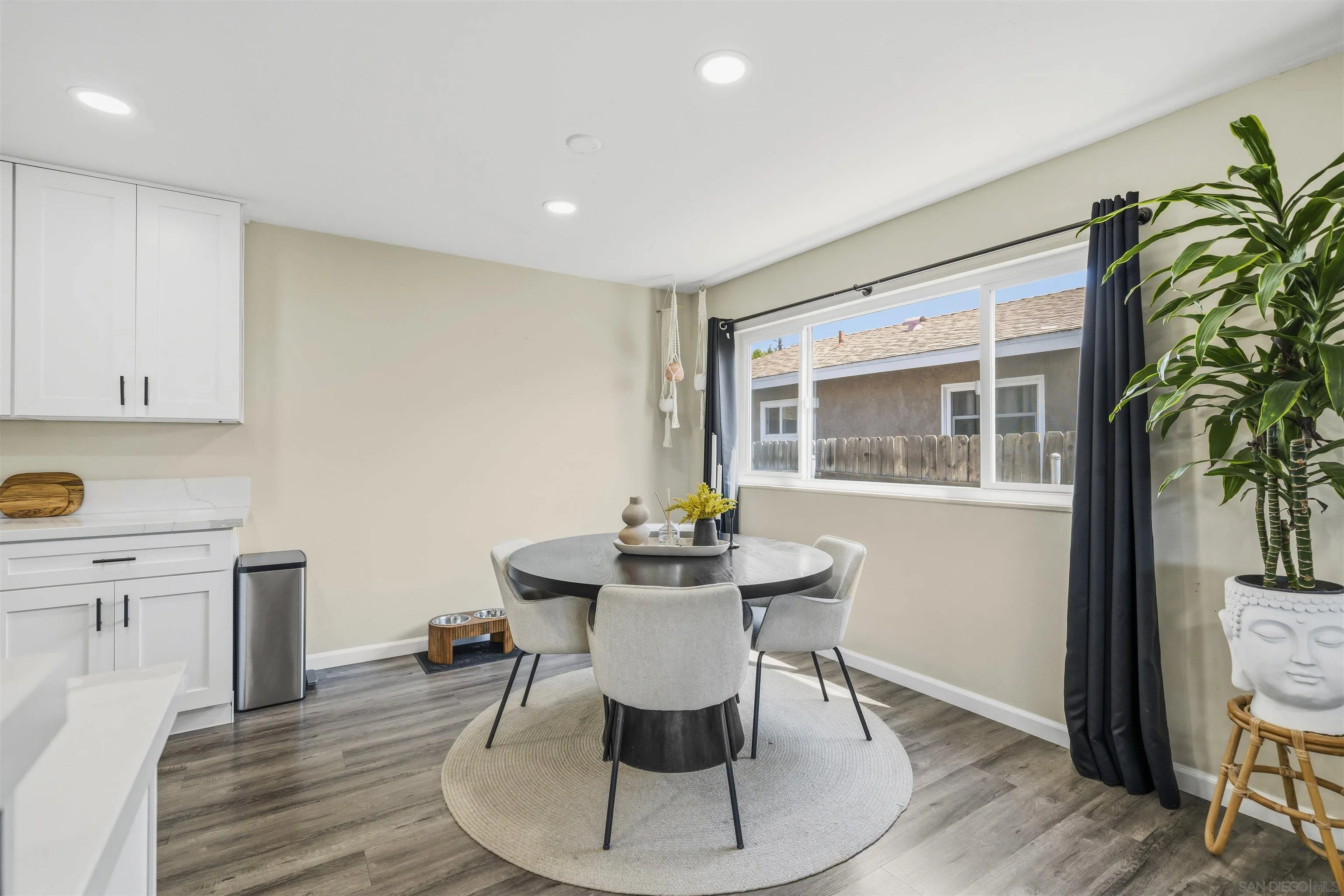 https://cdn.realtyfeed.com/cdn/127/260011282/c95a3217a6370aae4d71f5b9d4b38a51.webp