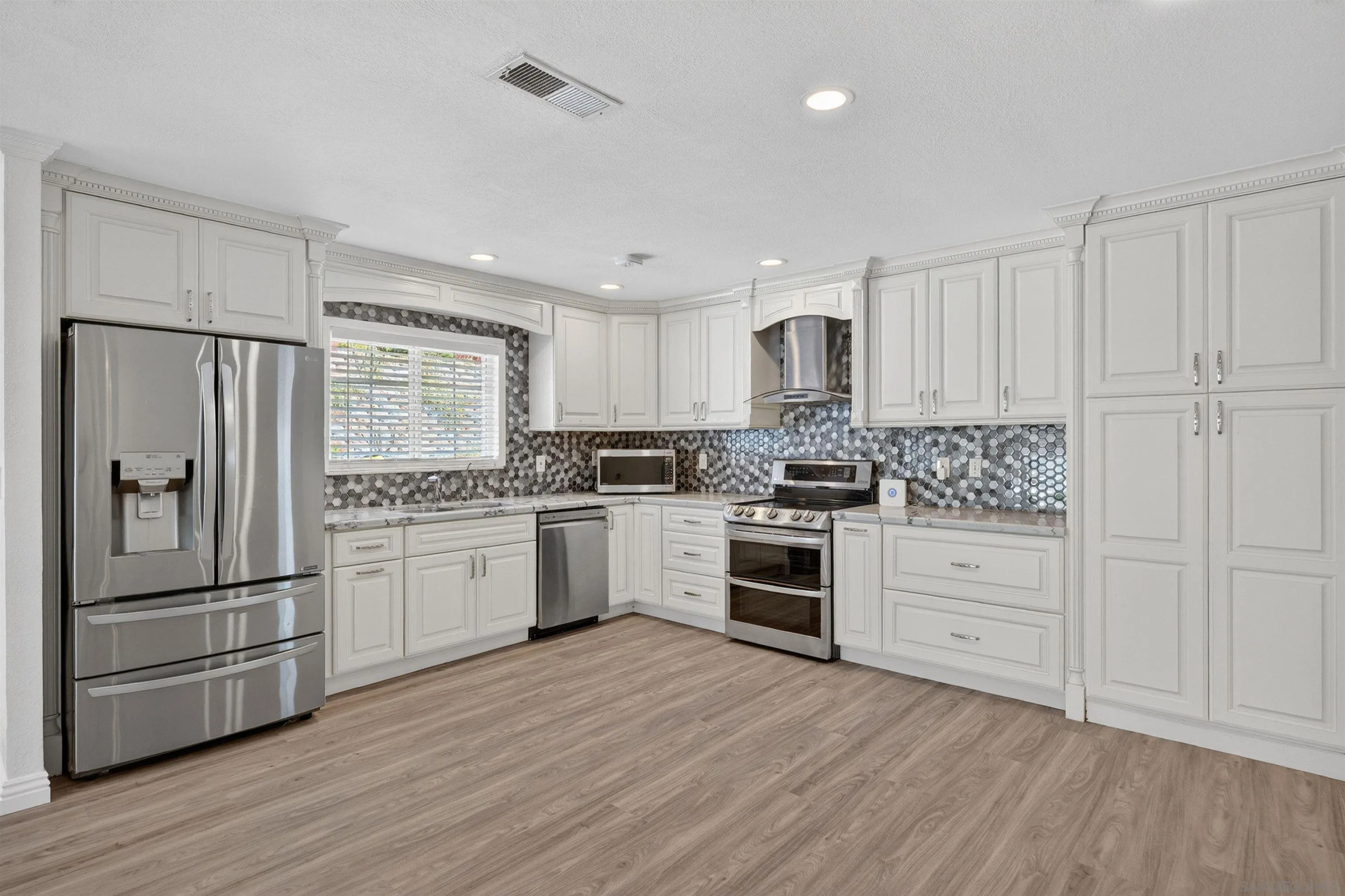 https://cdn.realtyfeed.com/cdn/127/260011293/0a962ba1c8104f244f343899a3995514.webp