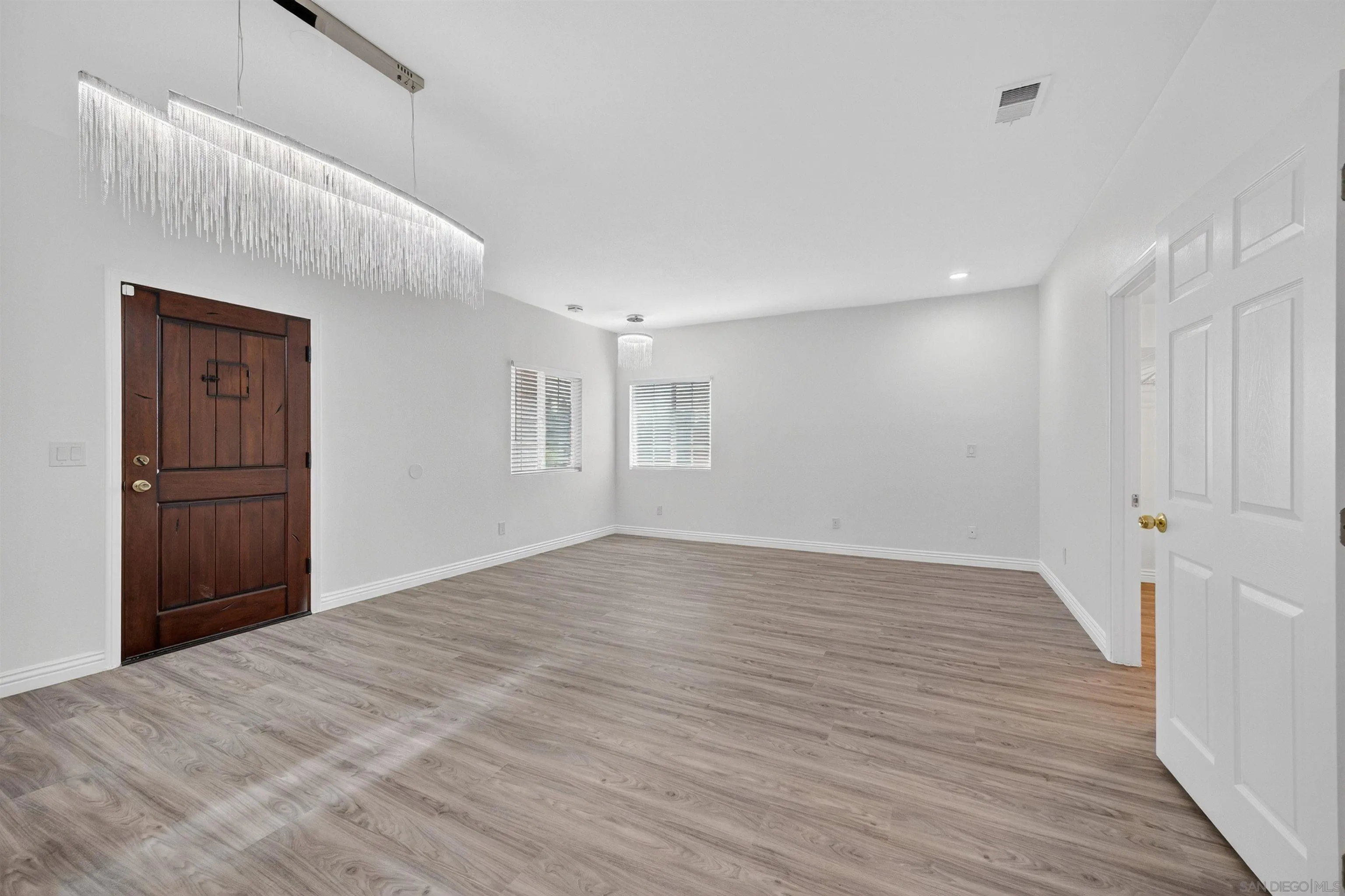 https://cdn.realtyfeed.com/cdn/127/260011293/a081621daab1b759afc36af61d84a7ae.webp