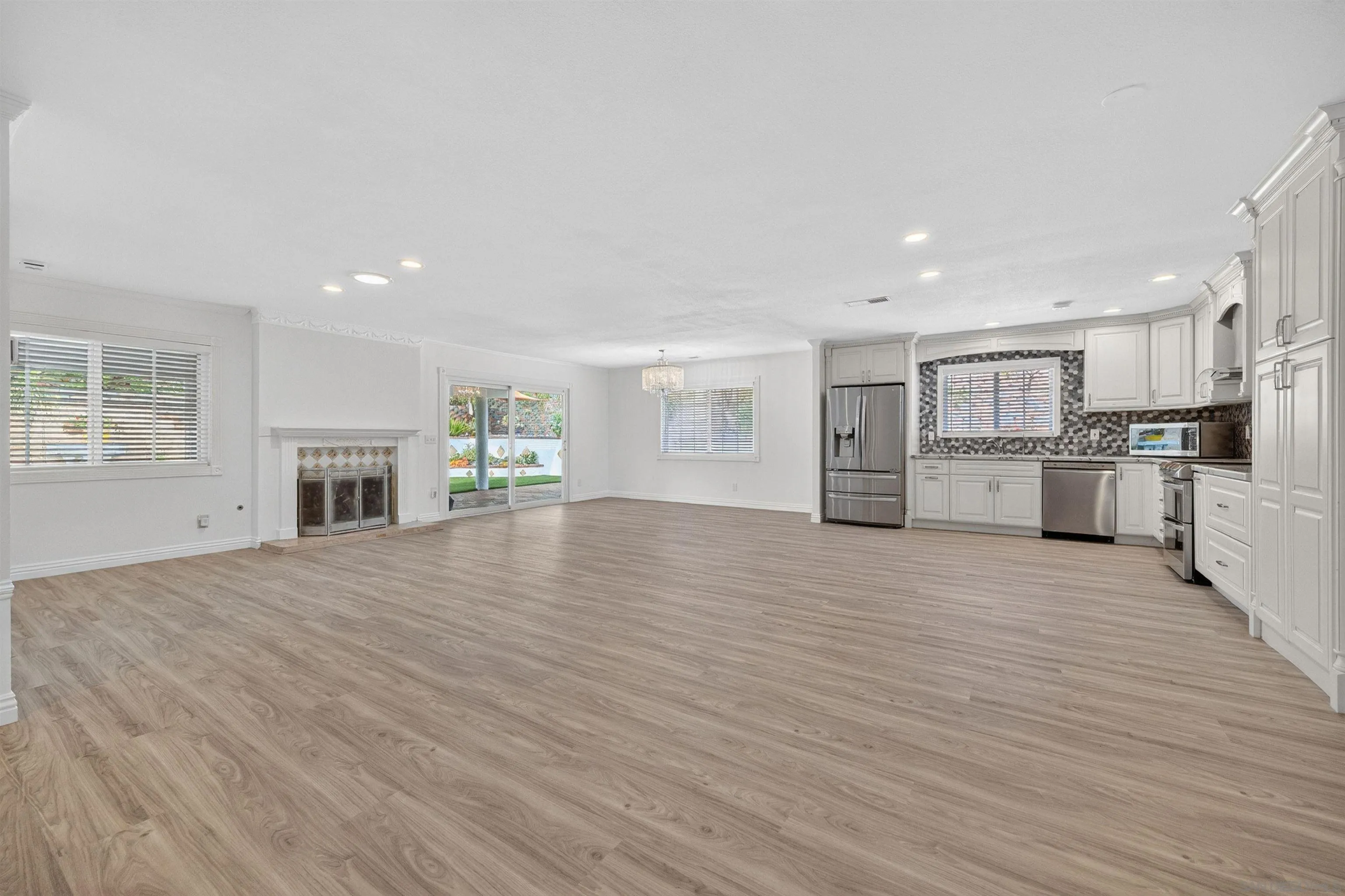 https://cdn.realtyfeed.com/cdn/127/260011293/e124f409d8d6458fb8cd01de913ba0ef.webp