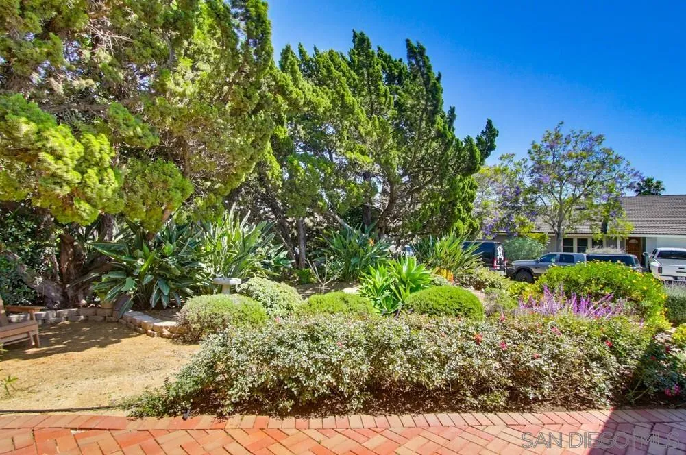 https://cdn.realtyfeed.com/cdn/127/260011313/70da9021cfcda54fc76d54a307587618.webp