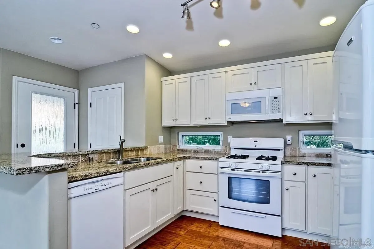 https://cdn.realtyfeed.com/cdn/127/260011323/18af1a39aeec406427b3abb836ddce8f.webp