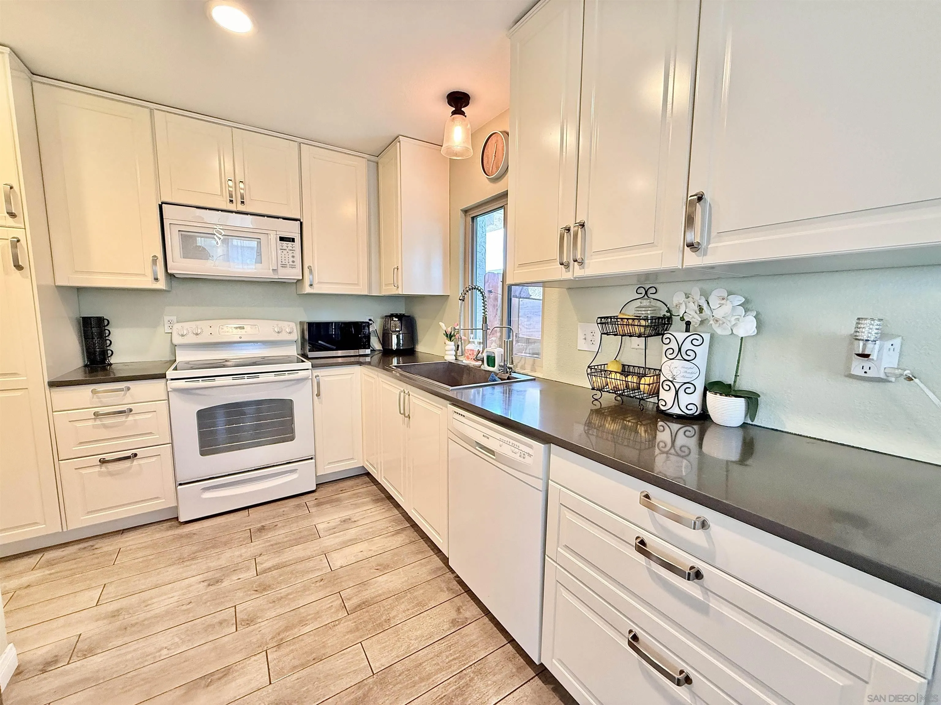 Photo #4: 260011330 Listing: Photo #4