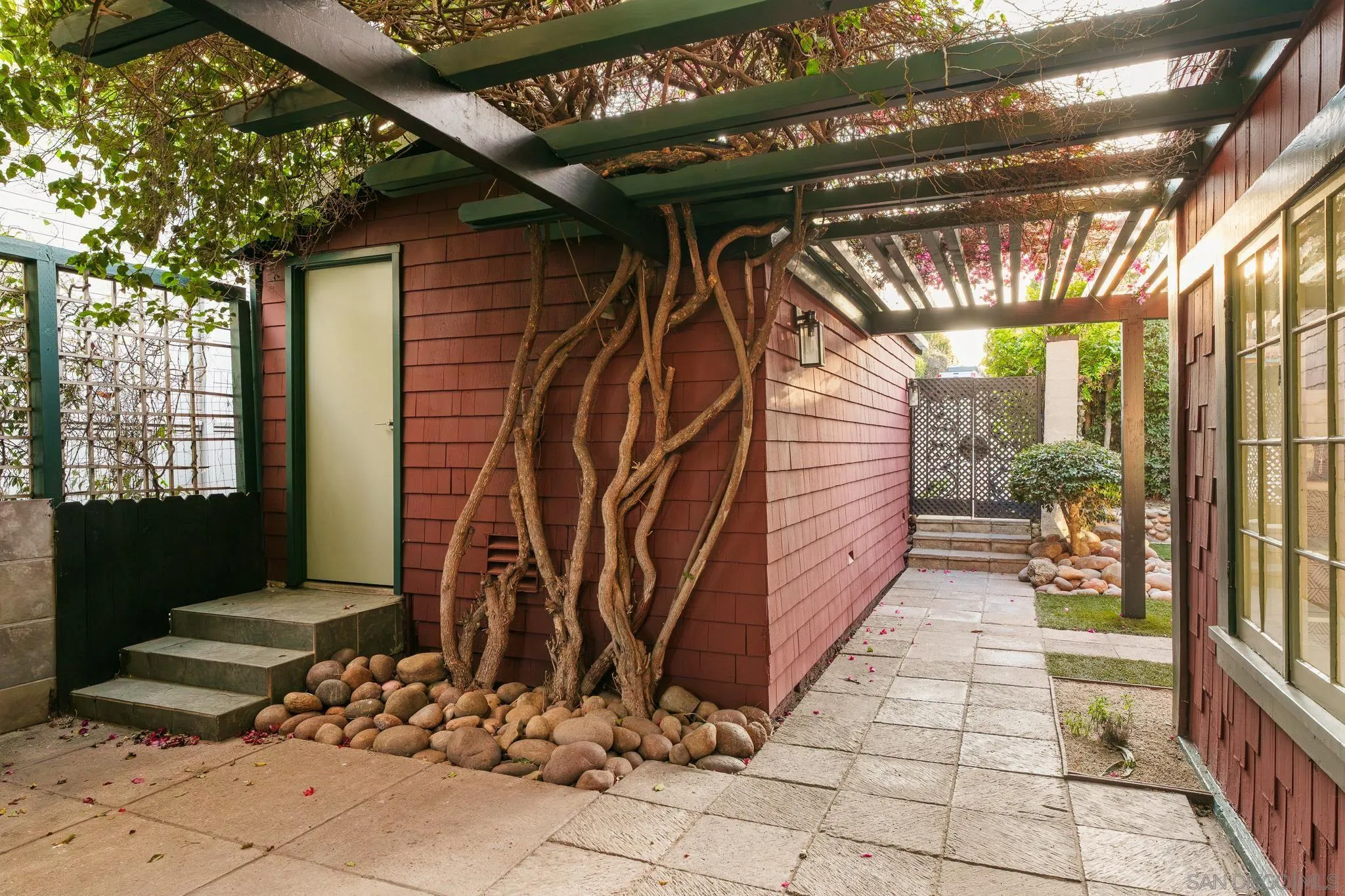 https://cdn.realtyfeed.com/cdn/127/260011343/1054bcddd041b46d40d41ccf814ed39c.webp