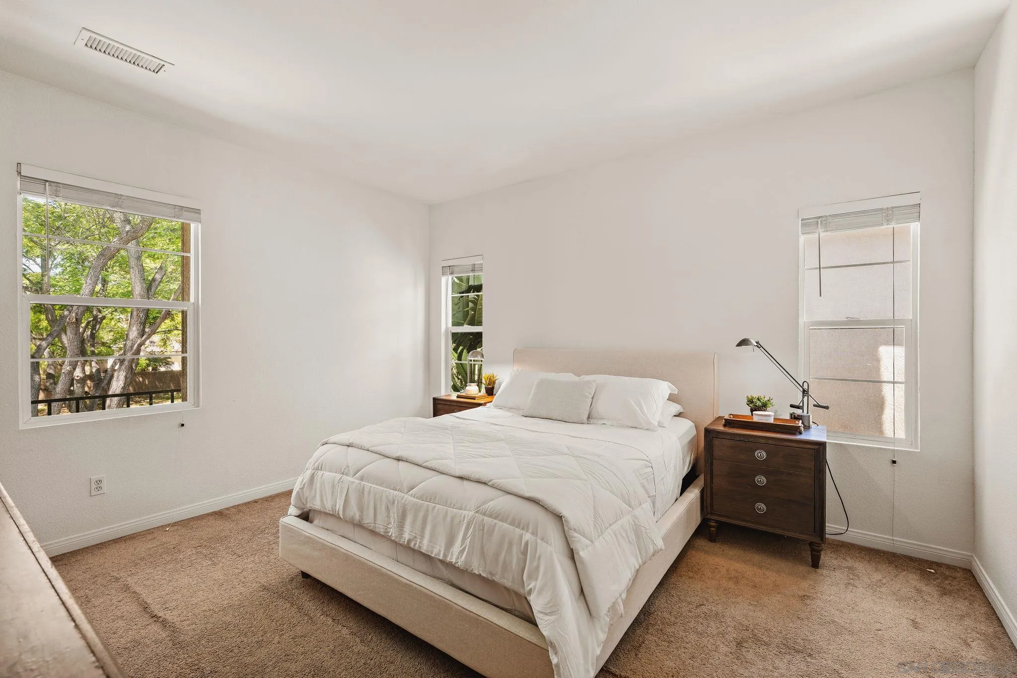 https://cdn.realtyfeed.com/cdn/127/260011358/282628f74a9efc1320aa91db29a410bd.webp