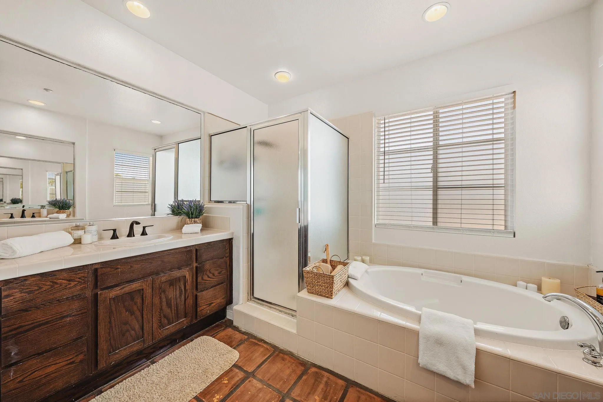 https://cdn.realtyfeed.com/cdn/127/260011358/83697947497d760706f281d10962b080.webp
