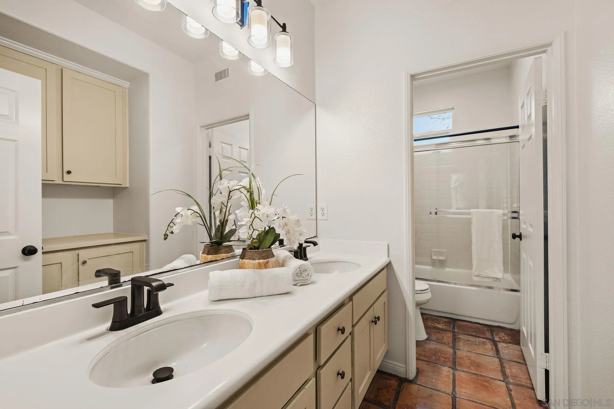 https://cdn.realtyfeed.com/cdn/127/260011358/d9974c98ebb969f954359e3a0ec3d97f.webp
