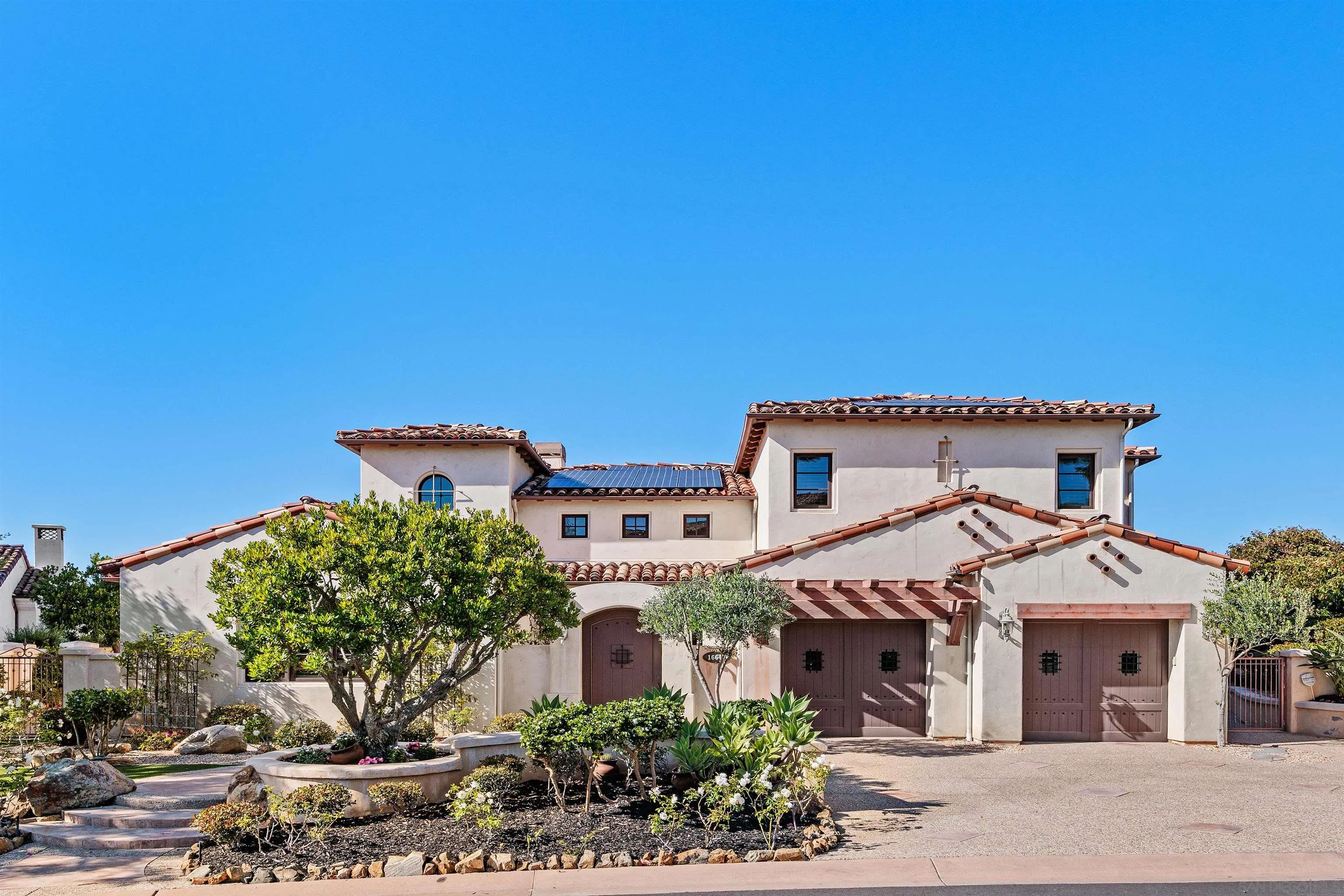 https://cdn.realtyfeed.com/cdn/127/260011360/fc1d616175e9fa514c169be918f52649.webp