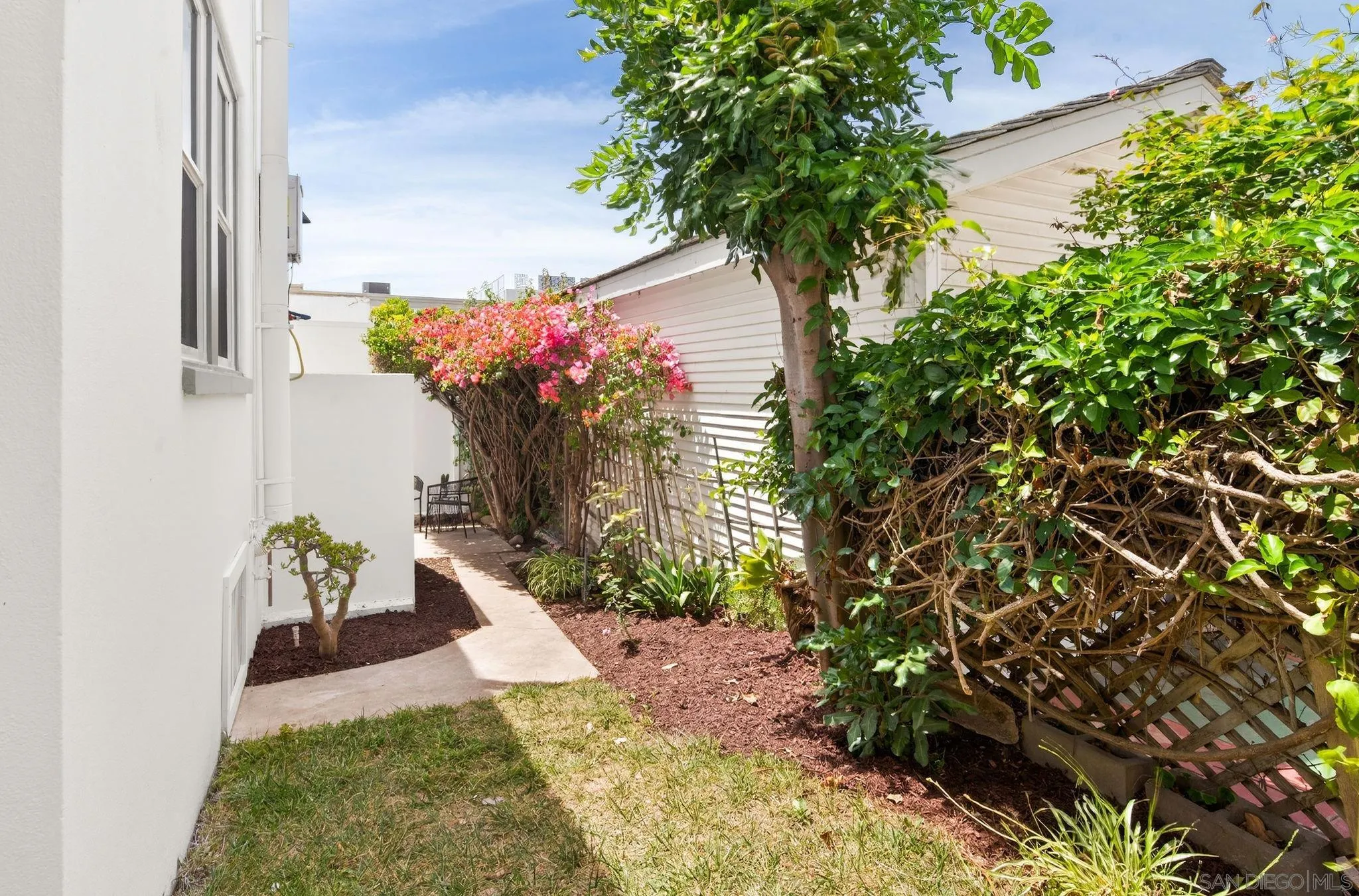 https://cdn.realtyfeed.com/cdn/127/260011365/2fc483f9c3c8862bf149538d0f4bb780.webp