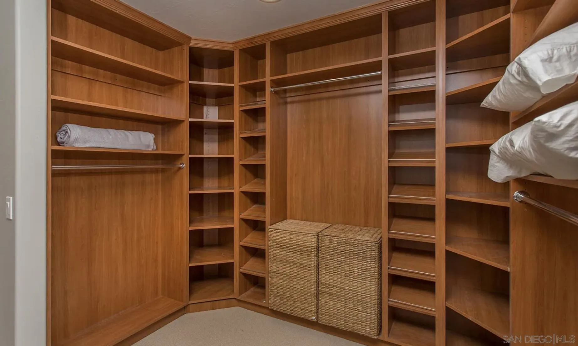 https://cdn.realtyfeed.com/cdn/127/260011366/c8d5a9af3506610673c74275fcd82121.webp