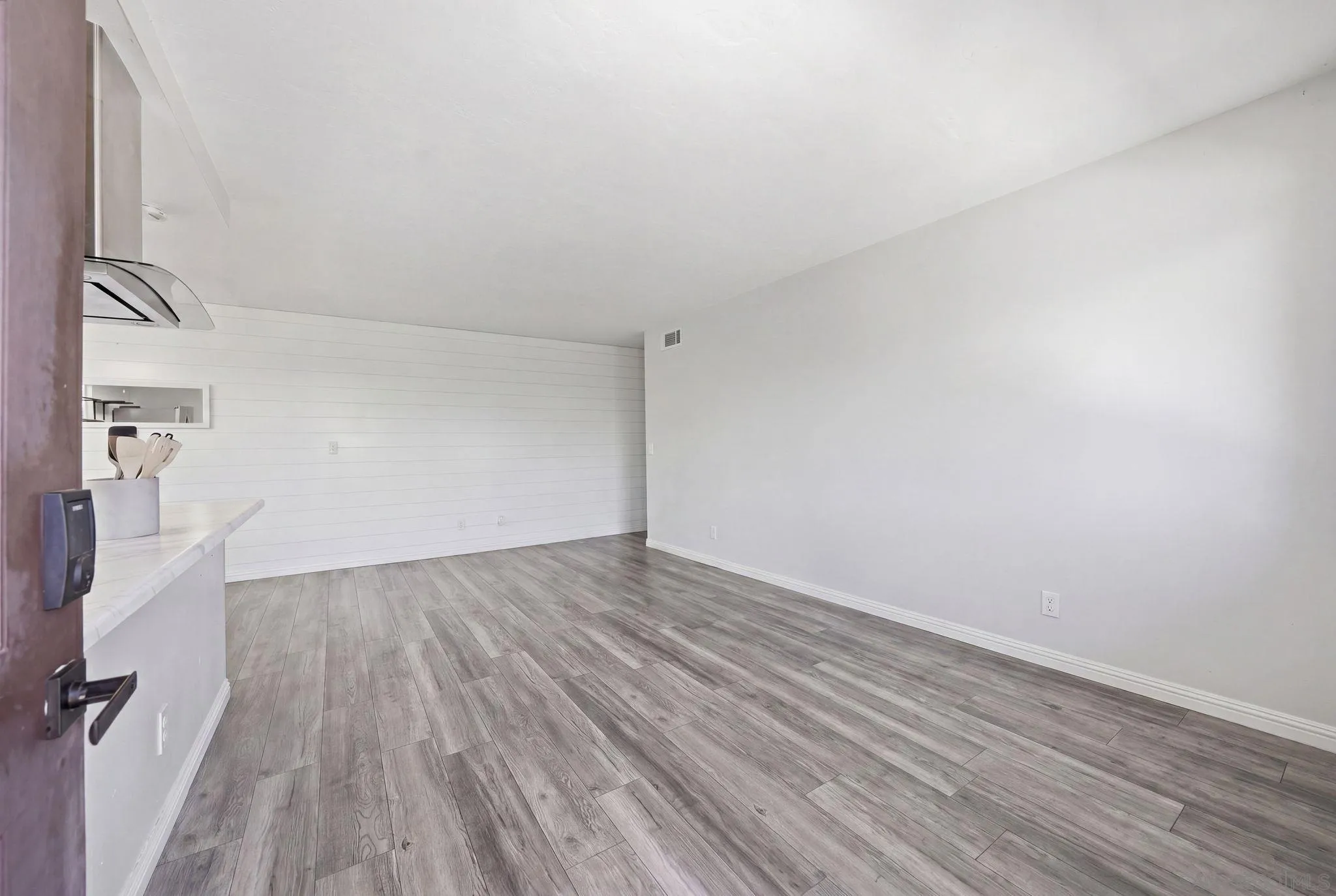https://cdn.realtyfeed.com/cdn/127/260011381/36c22e93291131cf16940dfbda4ad8d5.webp