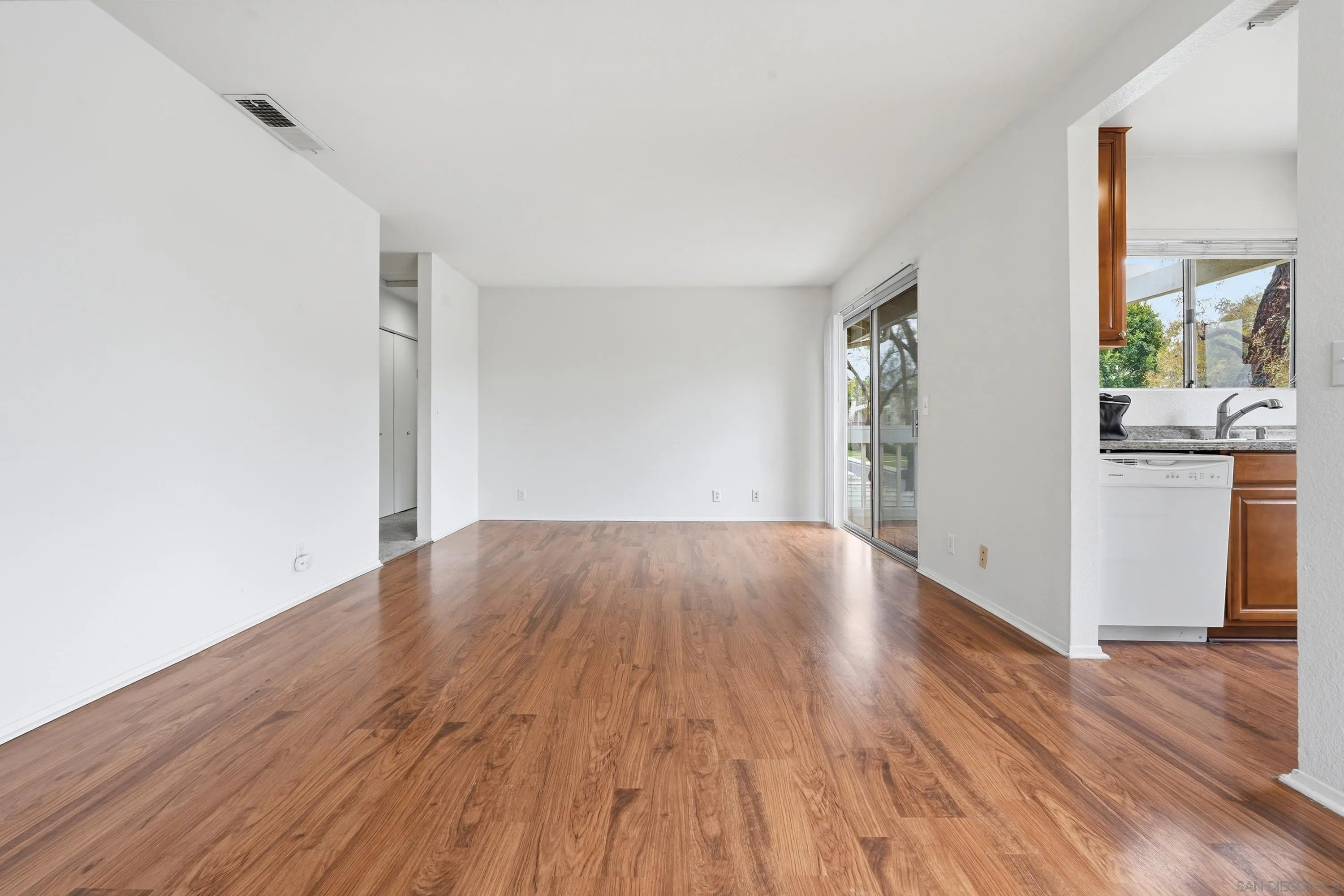 https://cdn.realtyfeed.com/cdn/127/260011404/33a87faf7039f76302299c66ab08305d.webp