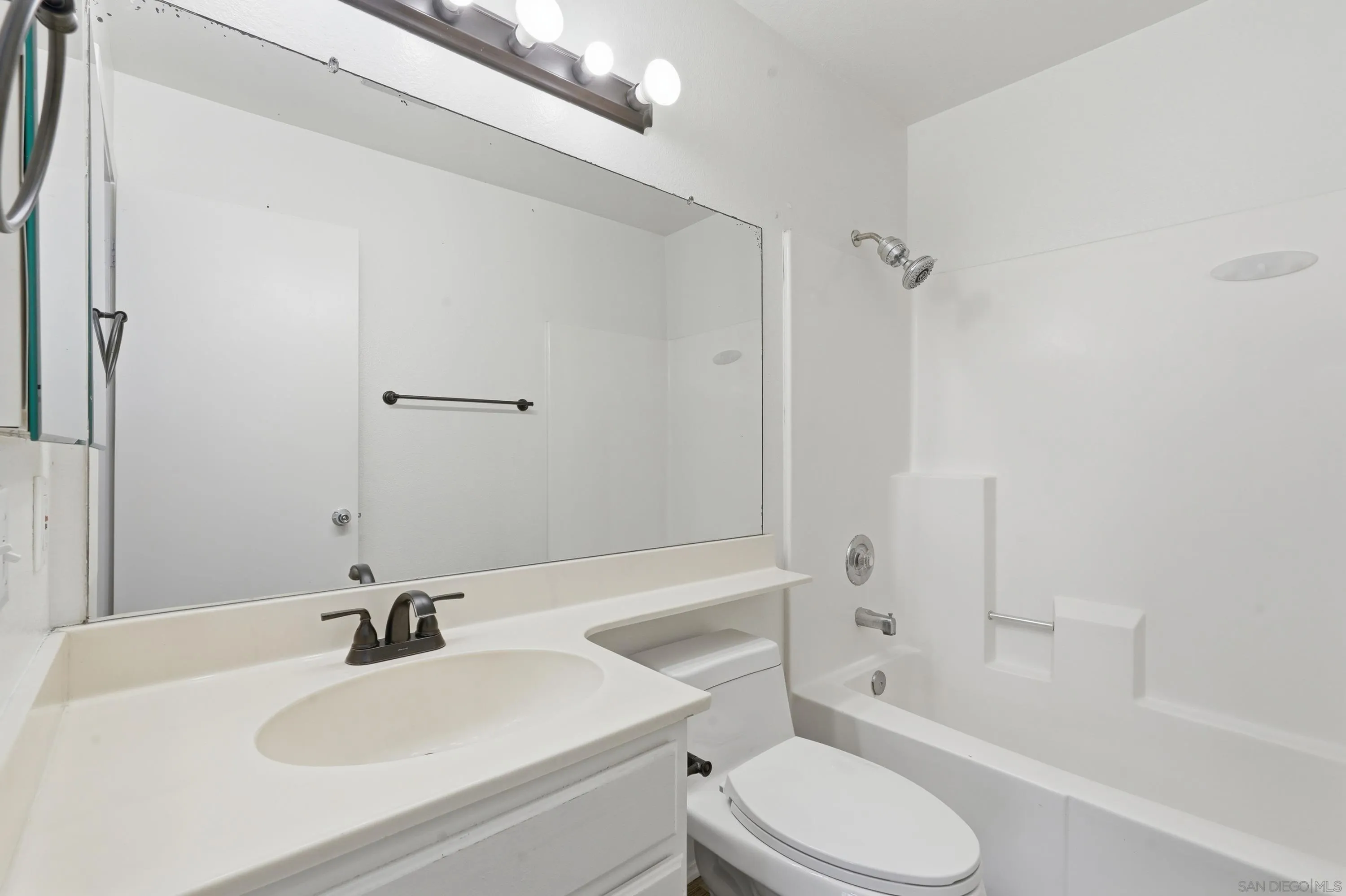https://cdn.realtyfeed.com/cdn/127/260011404/69cd027672f5708ff6e3cd4fd02374ce.webp