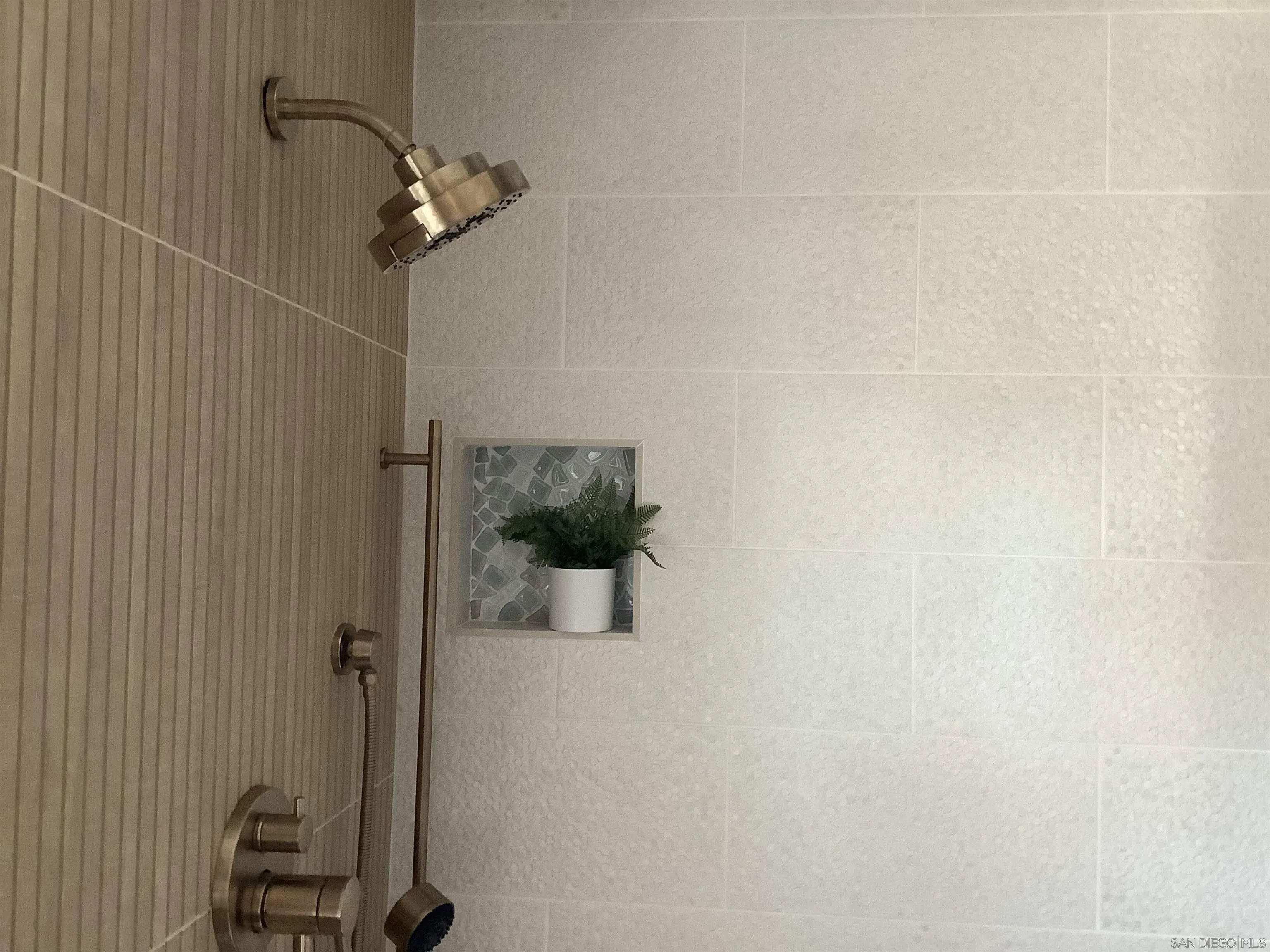 https://cdn.realtyfeed.com/cdn/127/260011410/b3654c8d8f35a845ed94ab748c29455c.webp
