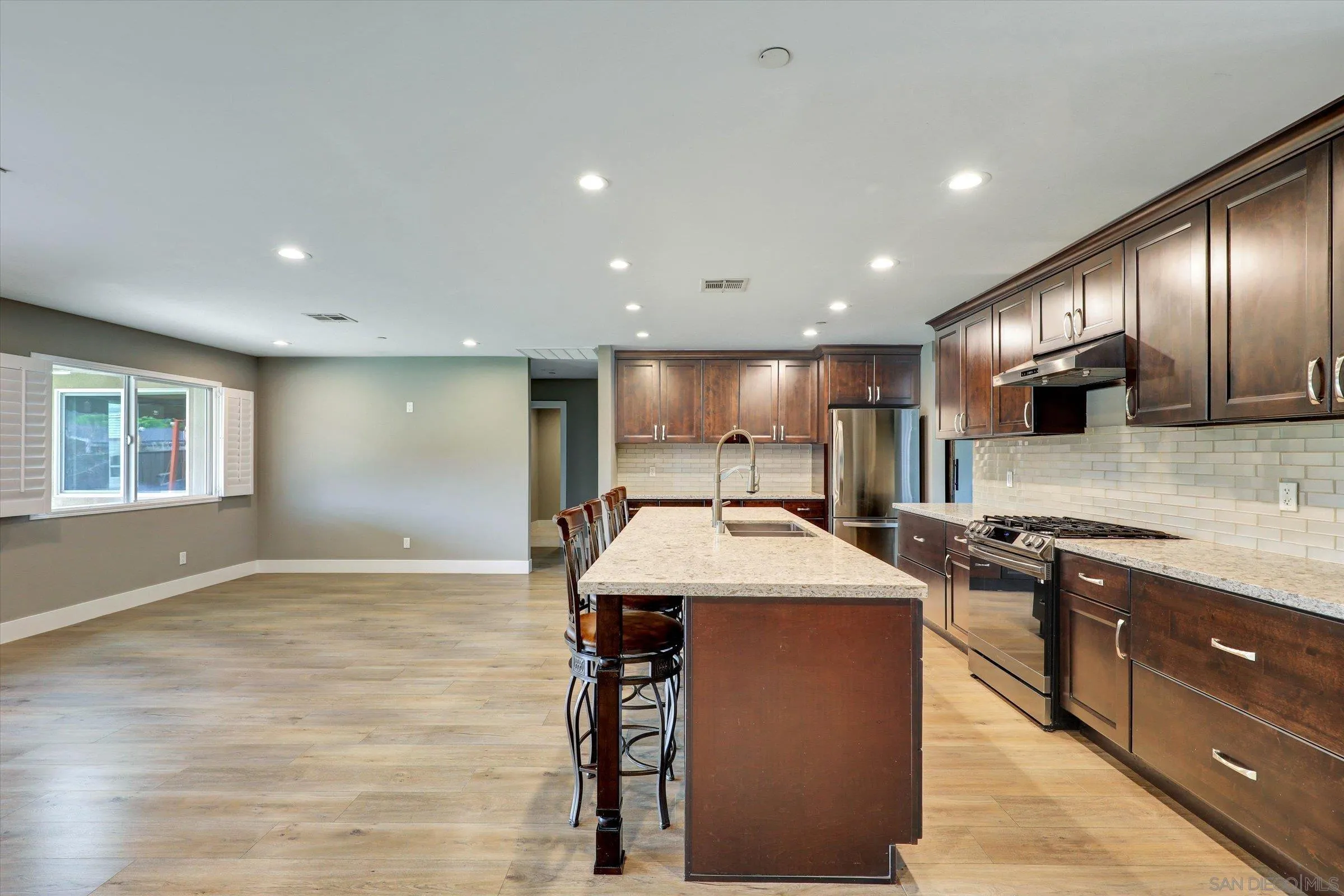 https://cdn.realtyfeed.com/cdn/127/260011412/6f6eac338d7e848748284a9e225349a4.webp