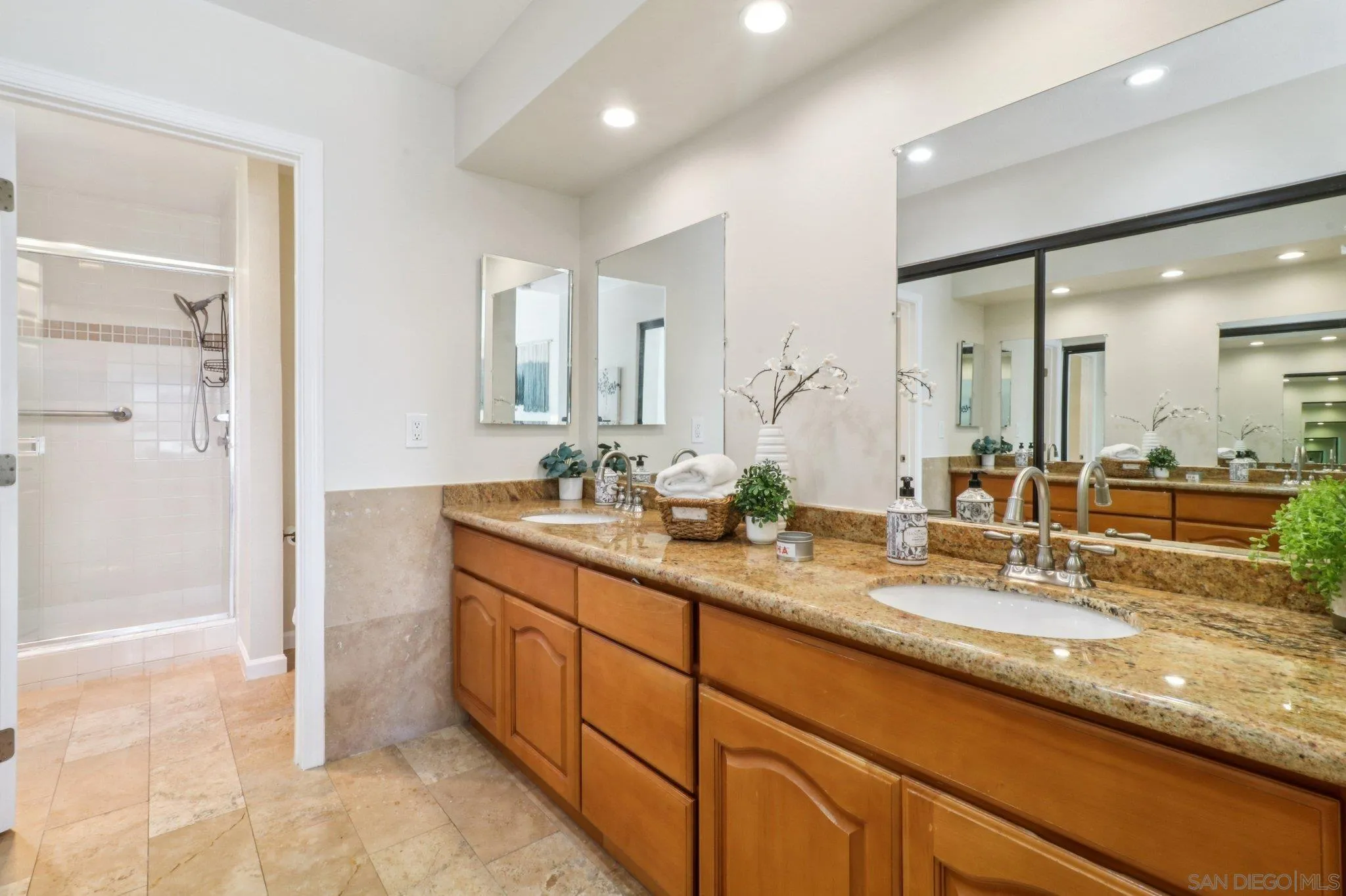 https://cdn.realtyfeed.com/cdn/127/260011418/9cfe6c502b94dccb77fd0d5677350f27.webp
