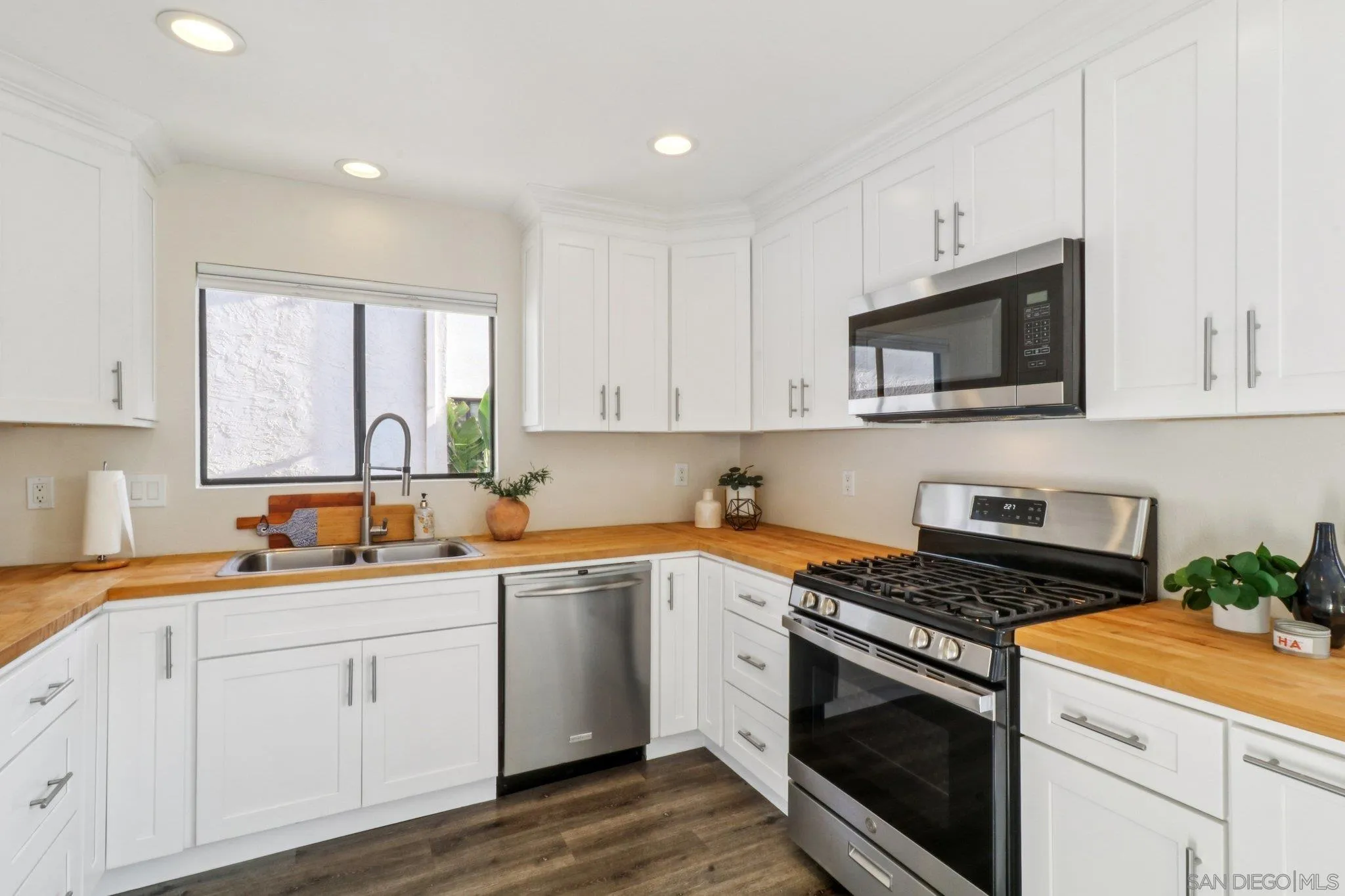 https://cdn.realtyfeed.com/cdn/127/260011418/fa596149d4afb80ad093ecd0a9d0f5be.webp