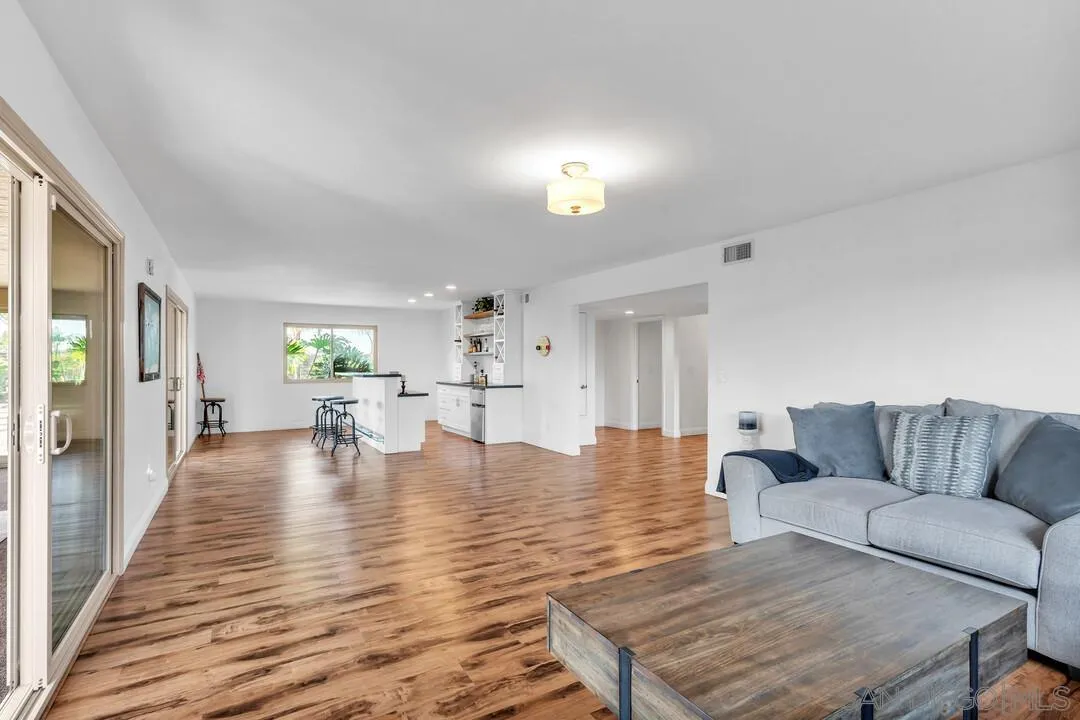 https://cdn.realtyfeed.com/cdn/127/260011423/051237481ef75347223f0e3c547b94c6.webp