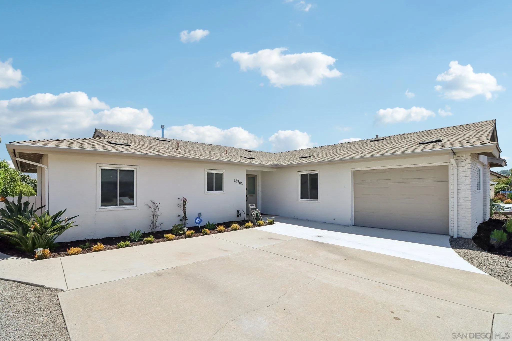 https://cdn.realtyfeed.com/cdn/127/260011424/14b9f7f9c42e202e2a9c84e359854f82.webp