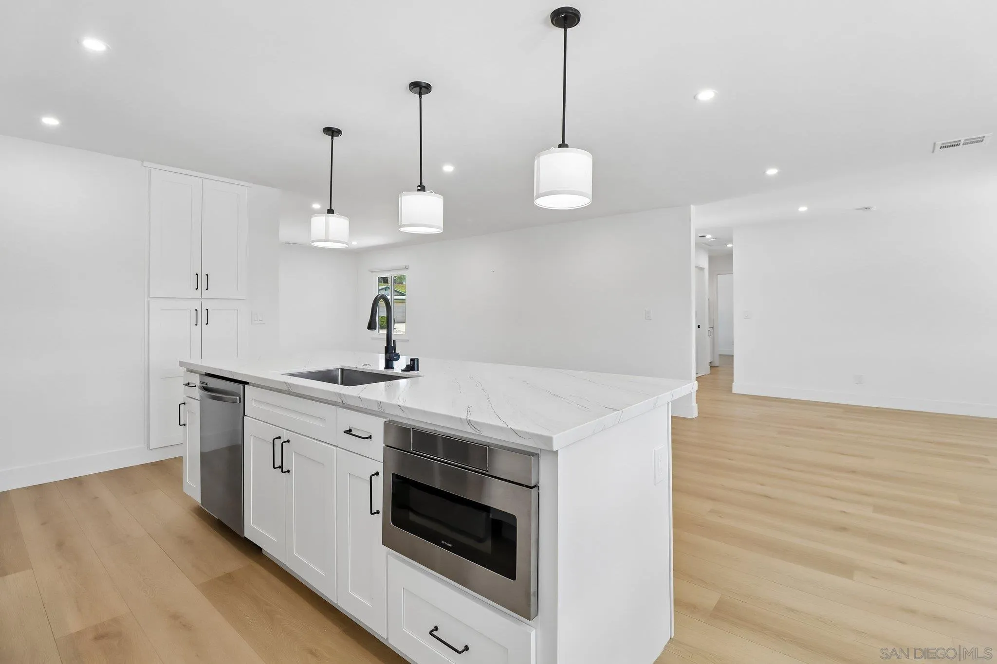 https://cdn.realtyfeed.com/cdn/127/260011424/49f1ef31c298eafebaf15373a341343f.webp