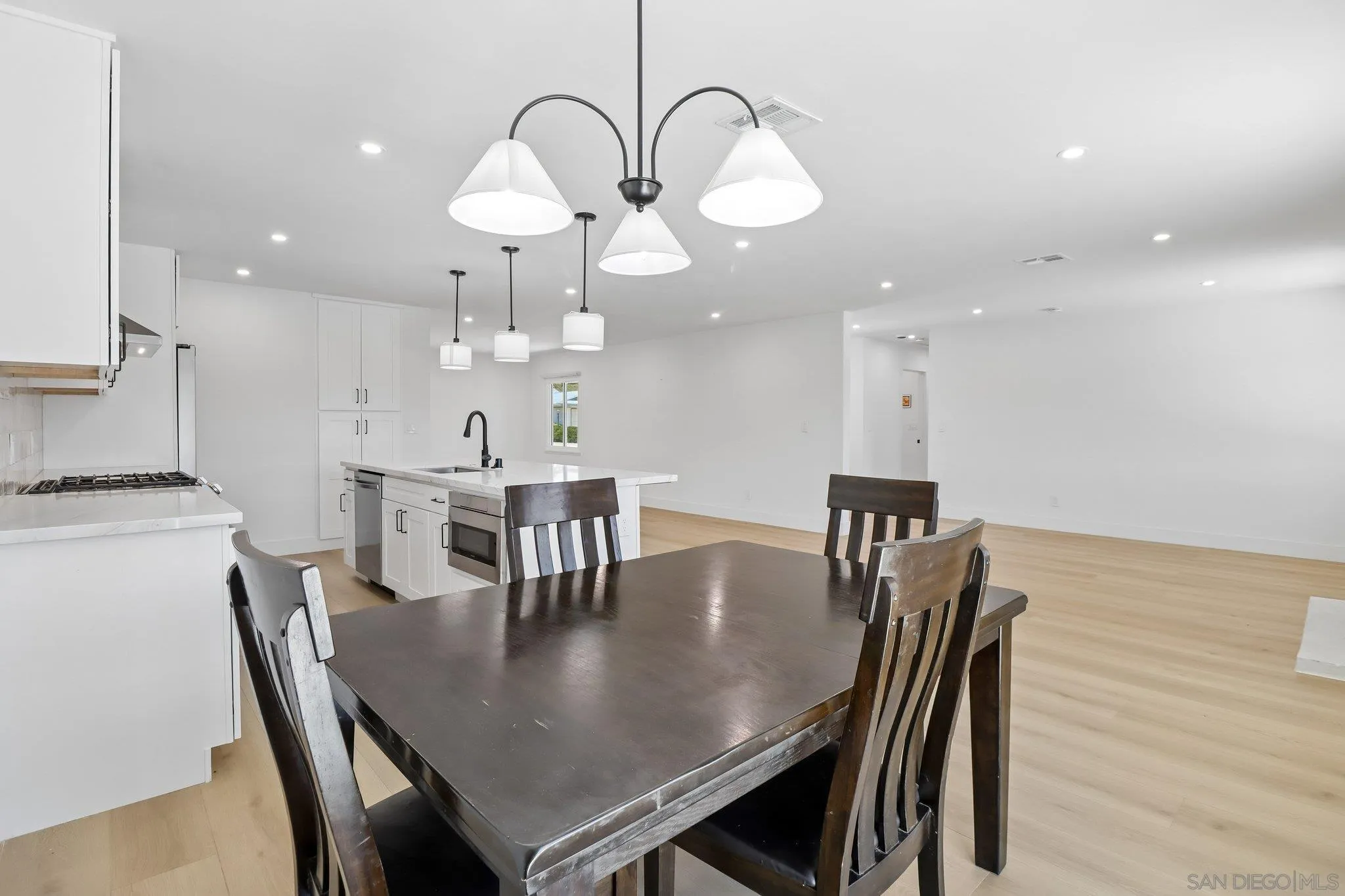 https://cdn.realtyfeed.com/cdn/127/260011424/53e0ec326100d68ed4f2f2ccbe25b568.webp