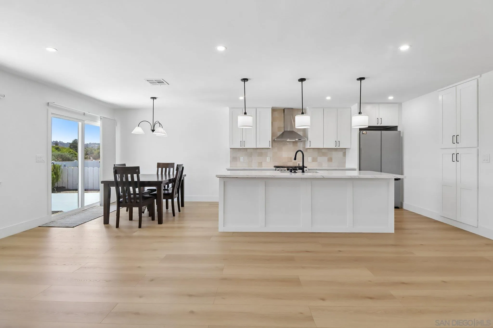 https://cdn.realtyfeed.com/cdn/127/260011424/90e02eec4e3b620125e55b92769cf1ef.webp