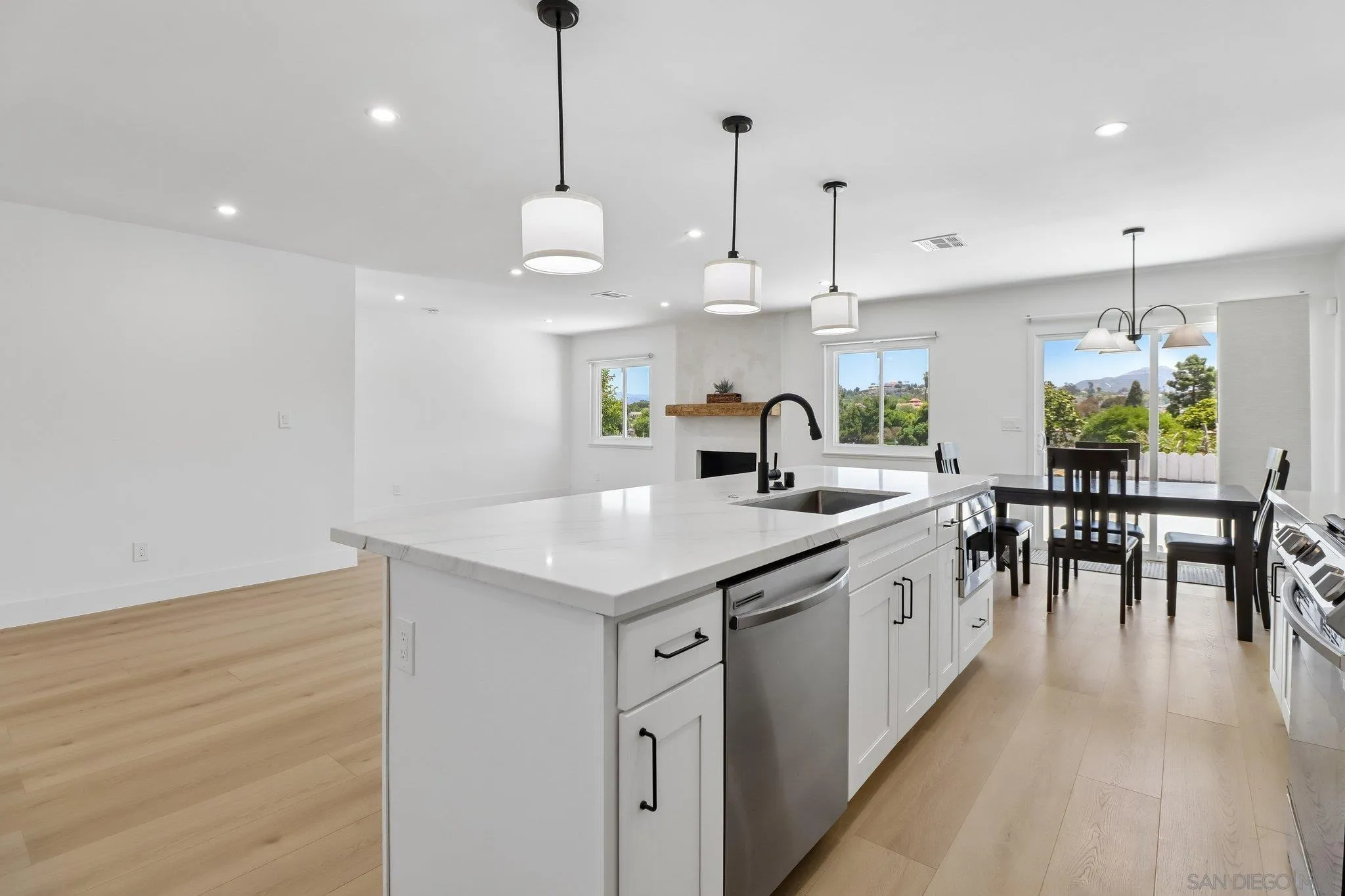 https://cdn.realtyfeed.com/cdn/127/260011424/98e0deee52c6c2b78cb852b05a862513.webp