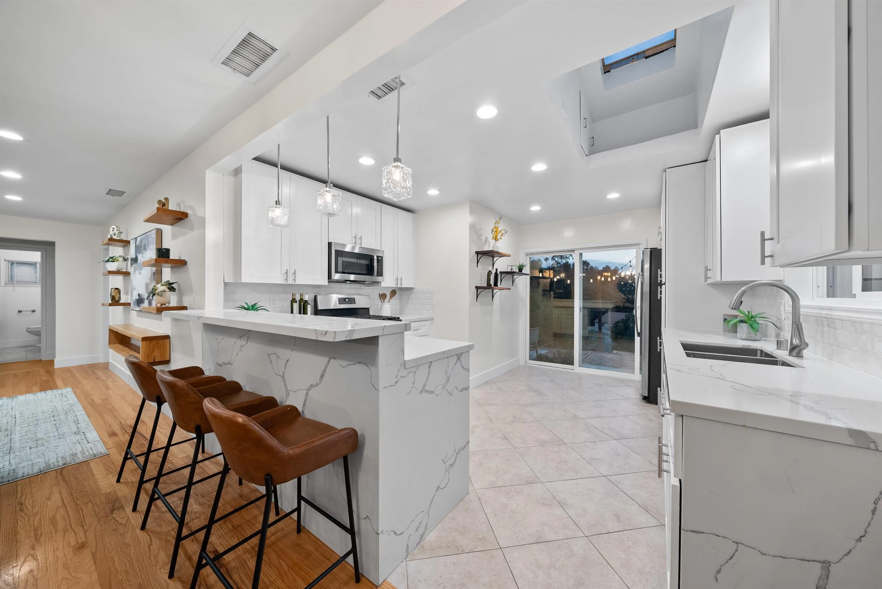 https://cdn.realtyfeed.com/cdn/127/260011426/51a1614e1749e0034931409aec0fe159.webp
