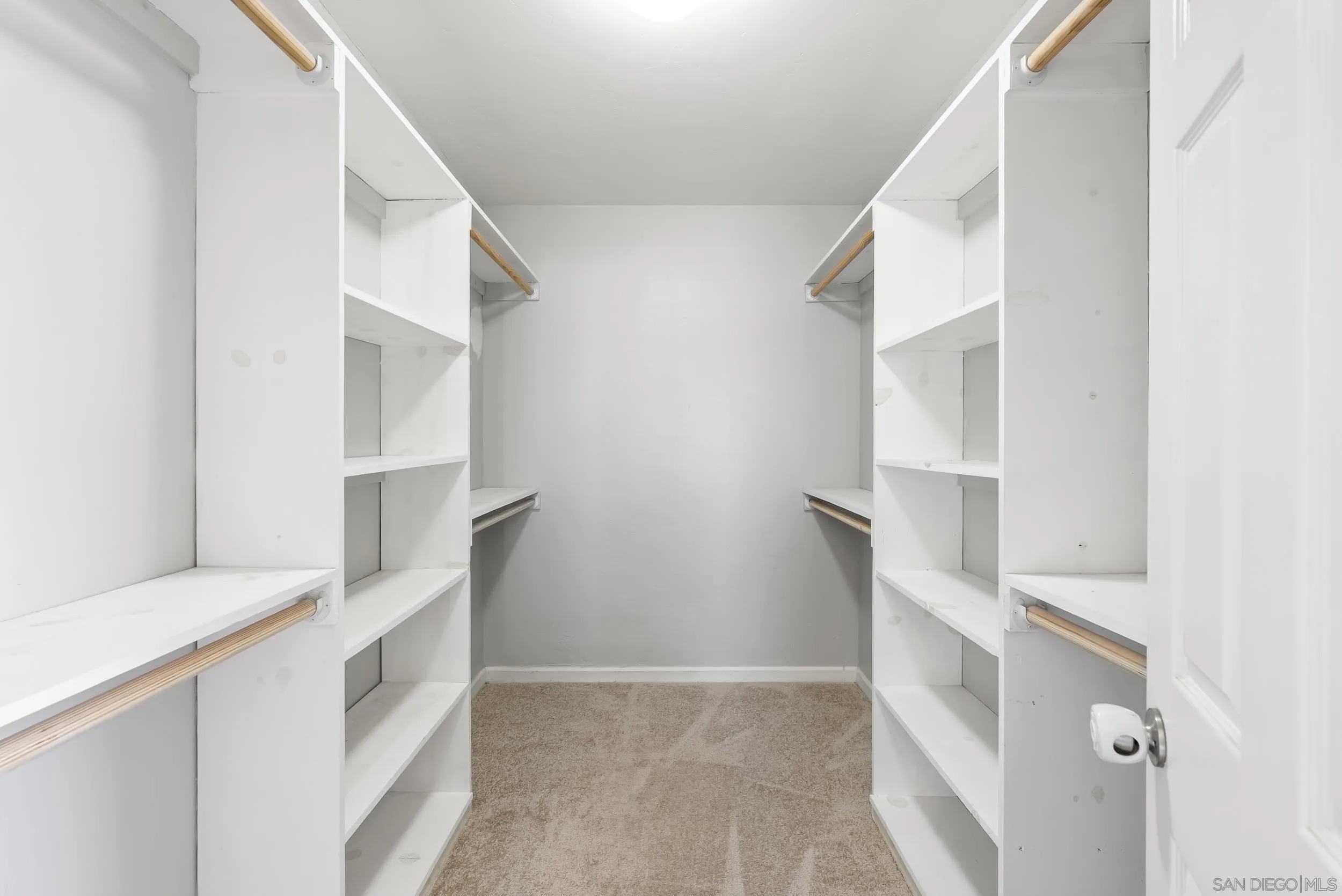 https://cdn.realtyfeed.com/cdn/127/260011446/792918a985613920e44fcf8cba35e3a6.webp
