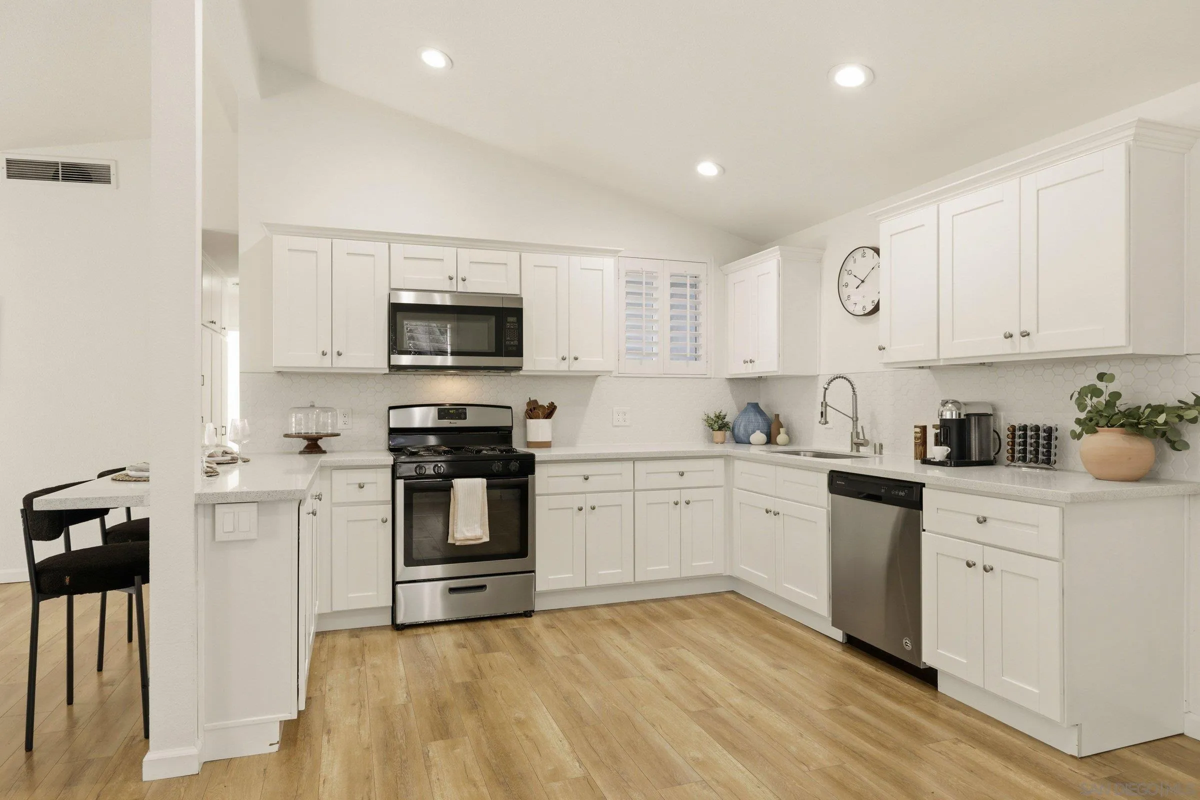 https://cdn.realtyfeed.com/cdn/127/260011456/a18d6867b3878964857a927a2ba5ec0b.webp
