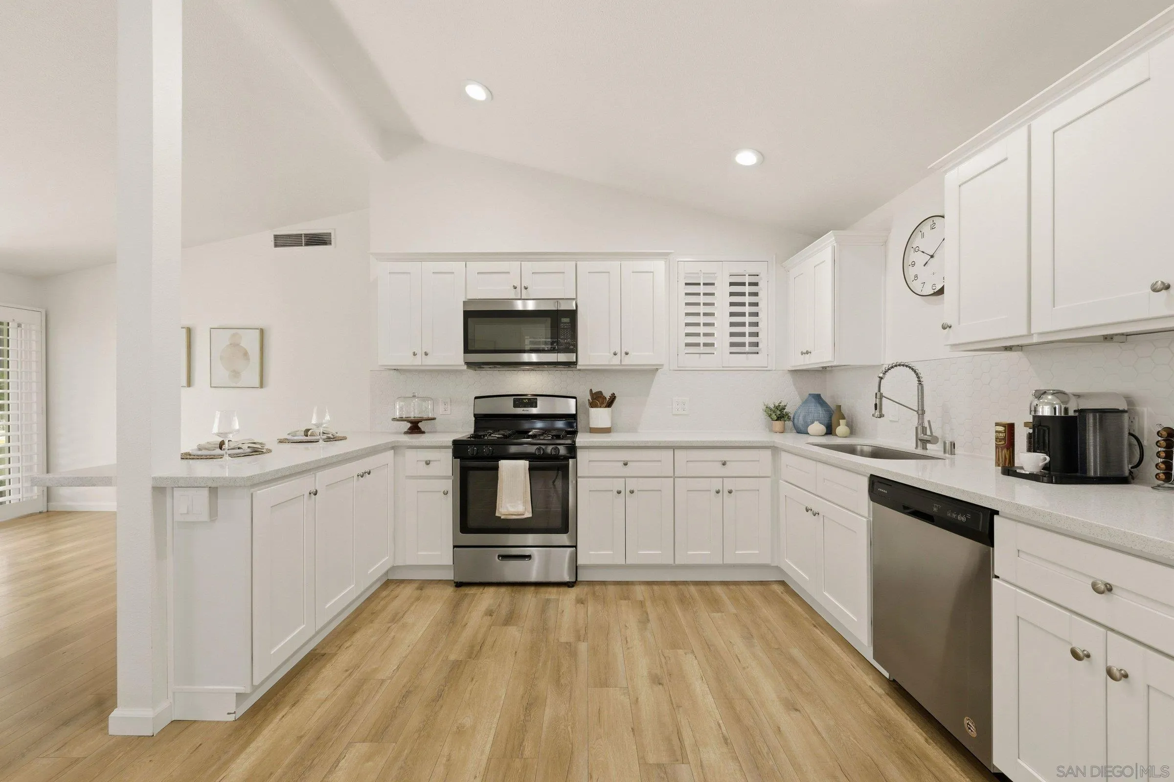 https://cdn.realtyfeed.com/cdn/127/260011456/d74dc3244d0683677a3b01bb44a4513e.webp