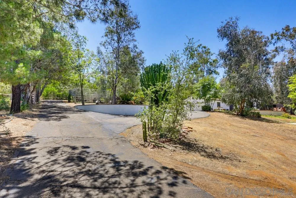 https://cdn.realtyfeed.com/cdn/127/260011464/703815c91346b319dd519383d4118694.webp
