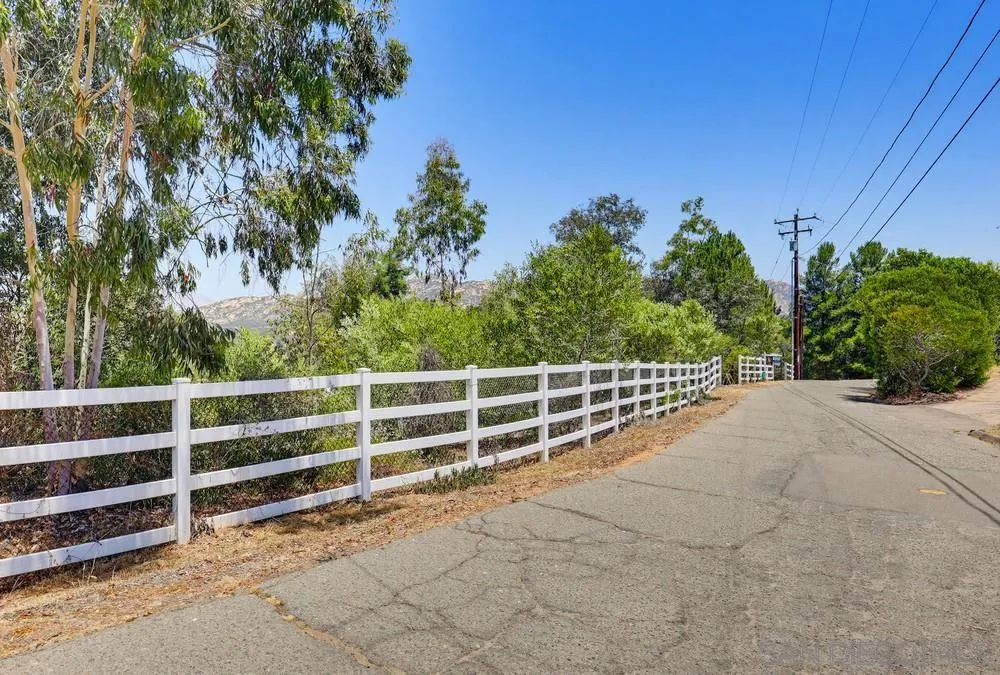 https://cdn.realtyfeed.com/cdn/127/260011464/7e4cfd0cc380c5c1c5313096b3fe5331.webp