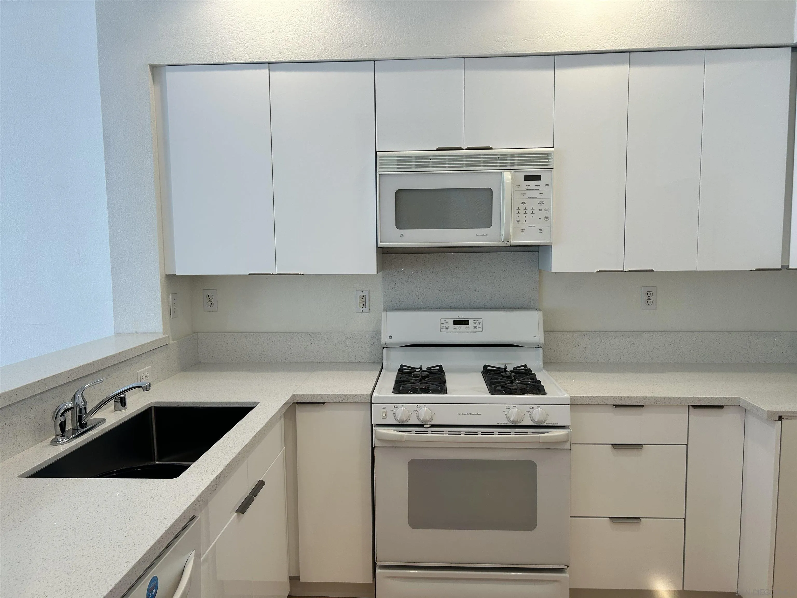 Photo #2: 260011503 Listing: Photo #2