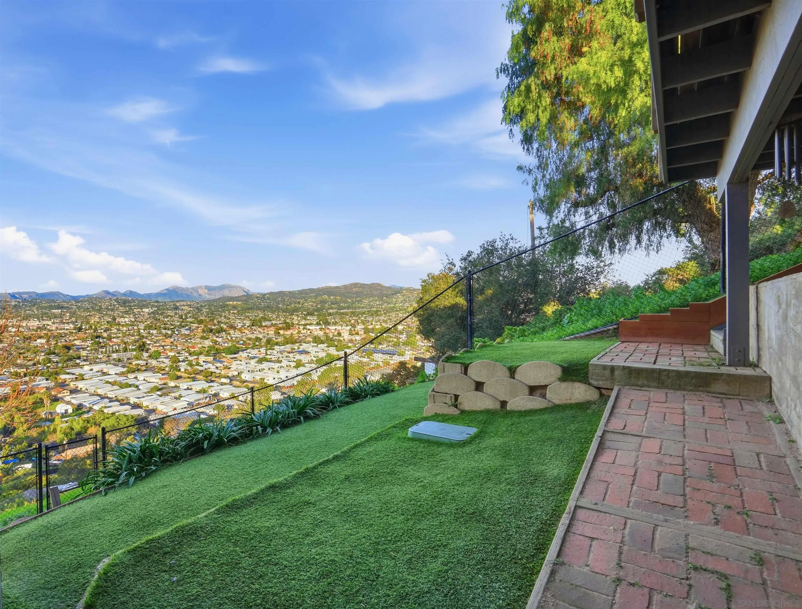 https://cdn.realtyfeed.com/cdn/127/260011509/d5ad85cc3aaeab4469f512e5cefc8103.webp
