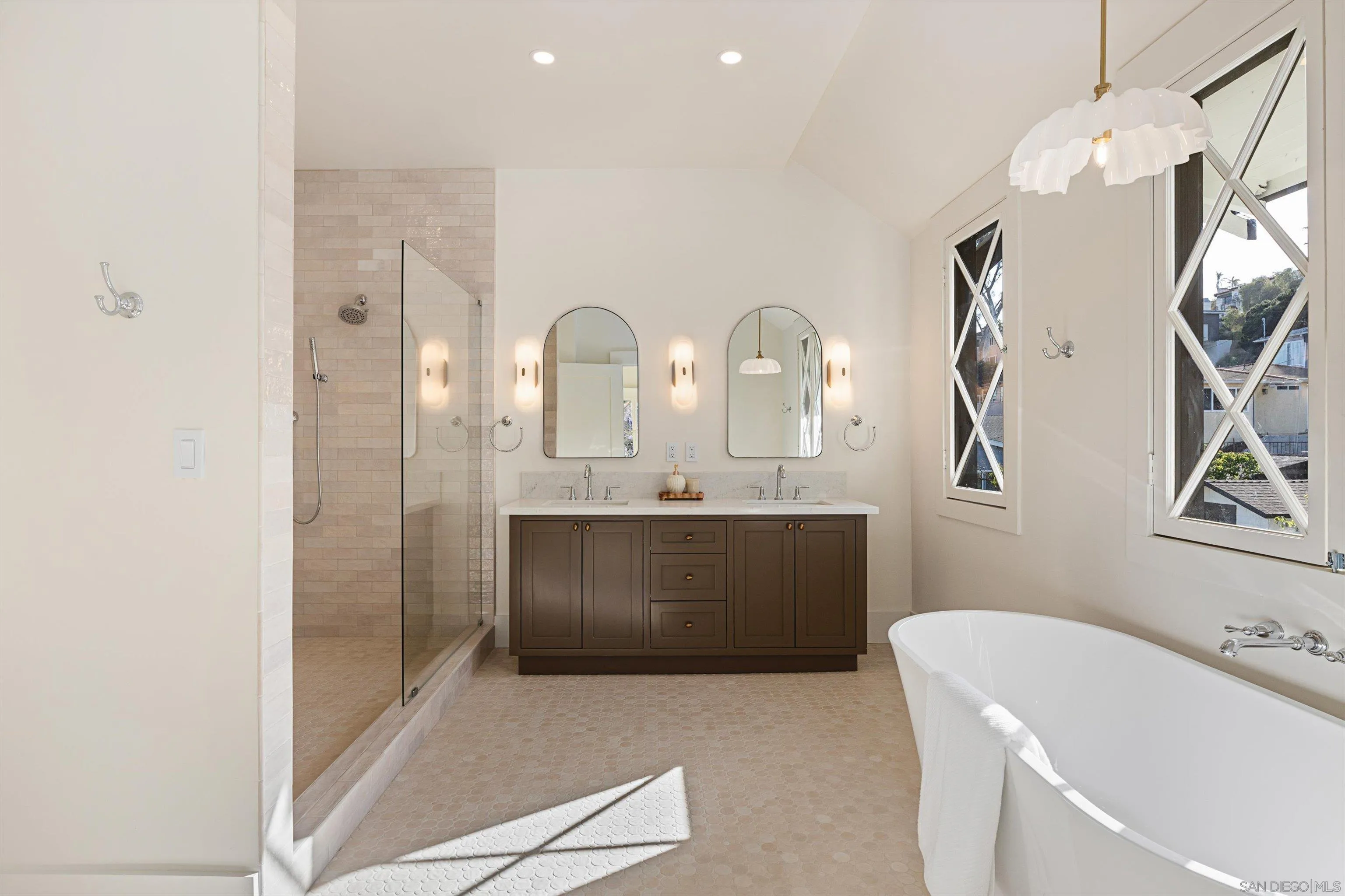https://cdn.realtyfeed.com/cdn/127/260011519/6920a5410b519667aad8cda250bb7a70.webp