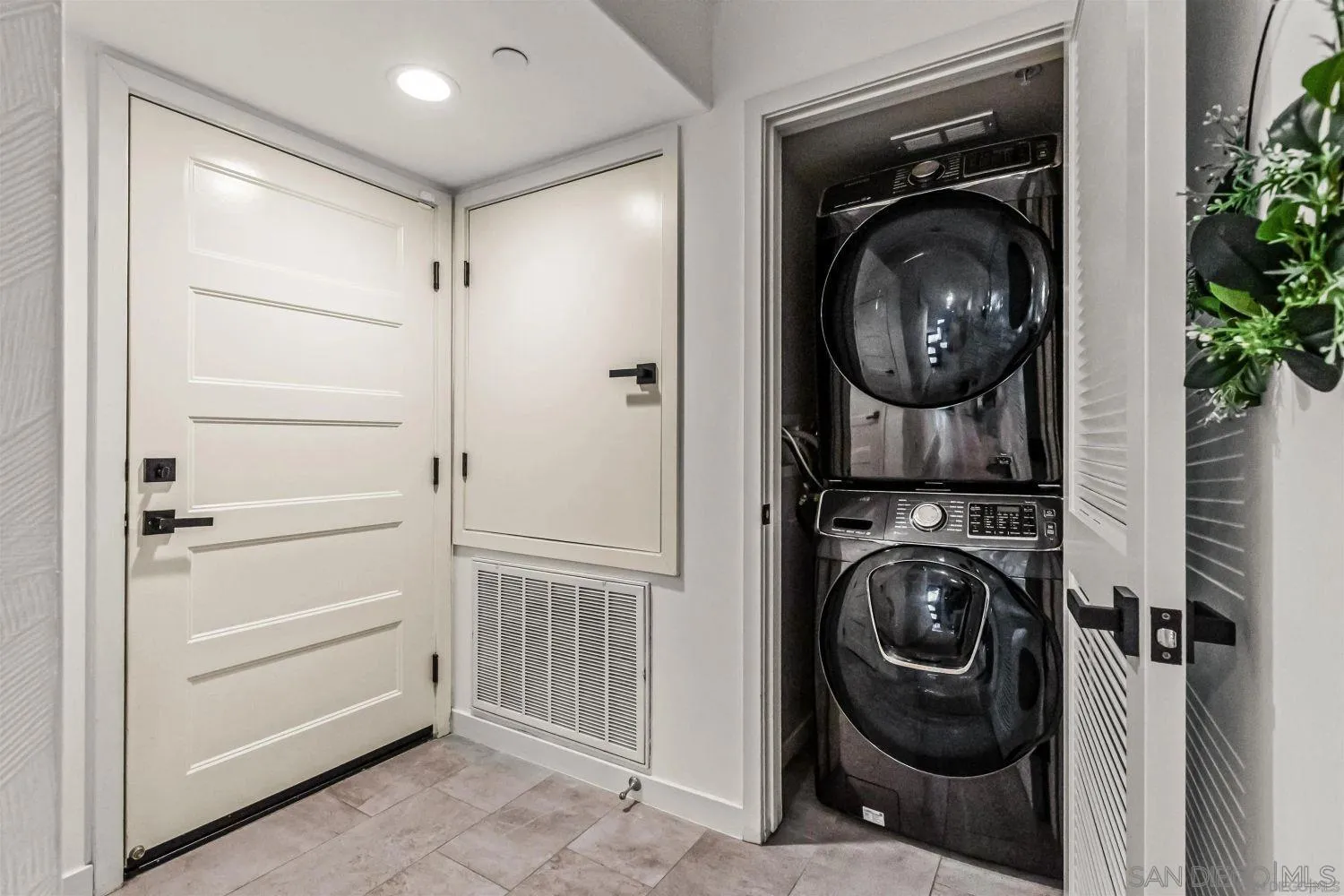 https://cdn.realtyfeed.com/cdn/127/260011565/853c5ca71fae4c4e9e2f2b233fa936a5.webp