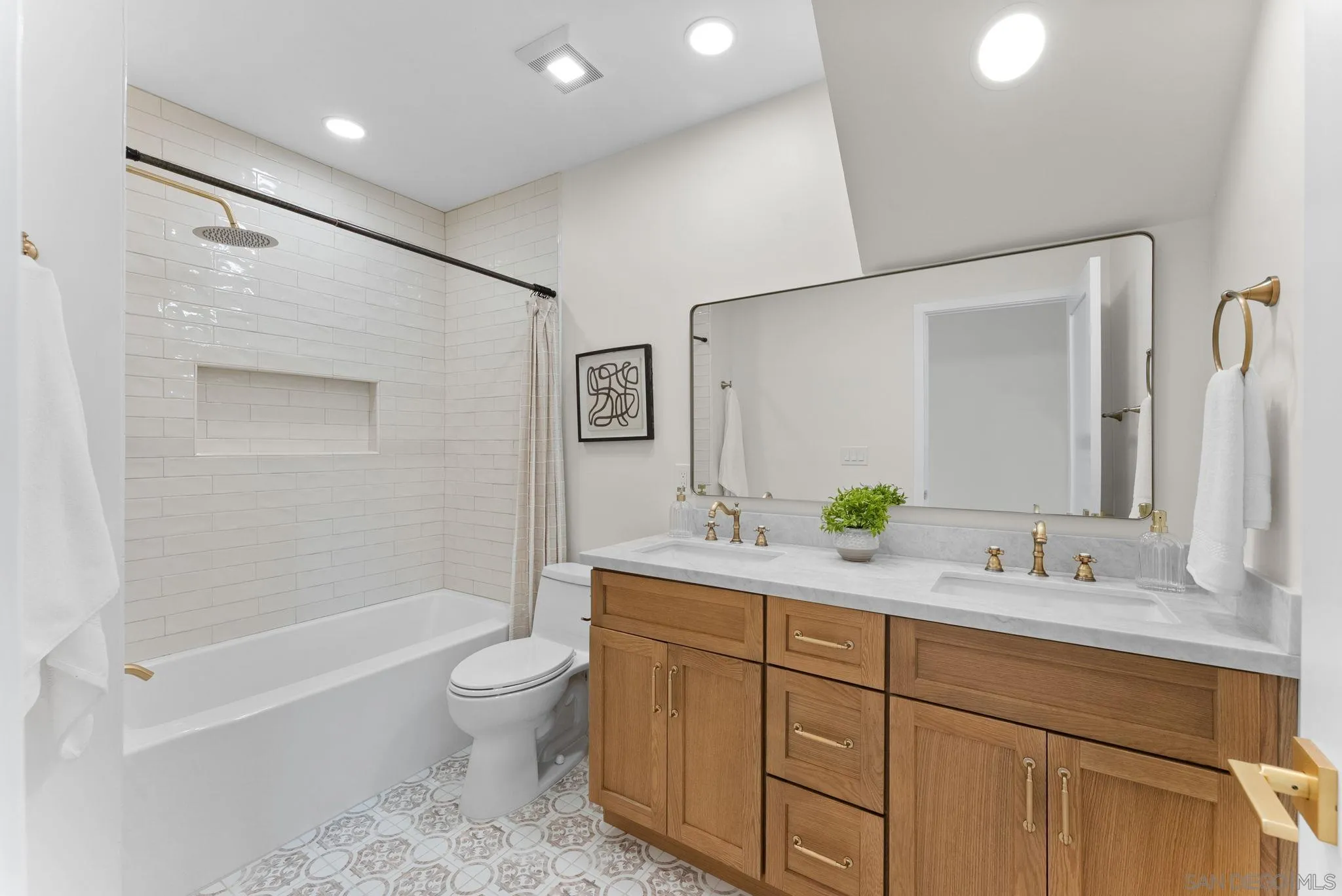 https://cdn.realtyfeed.com/cdn/127/260011568/a29b487d9ce203e85f9f06181a55a141.webp