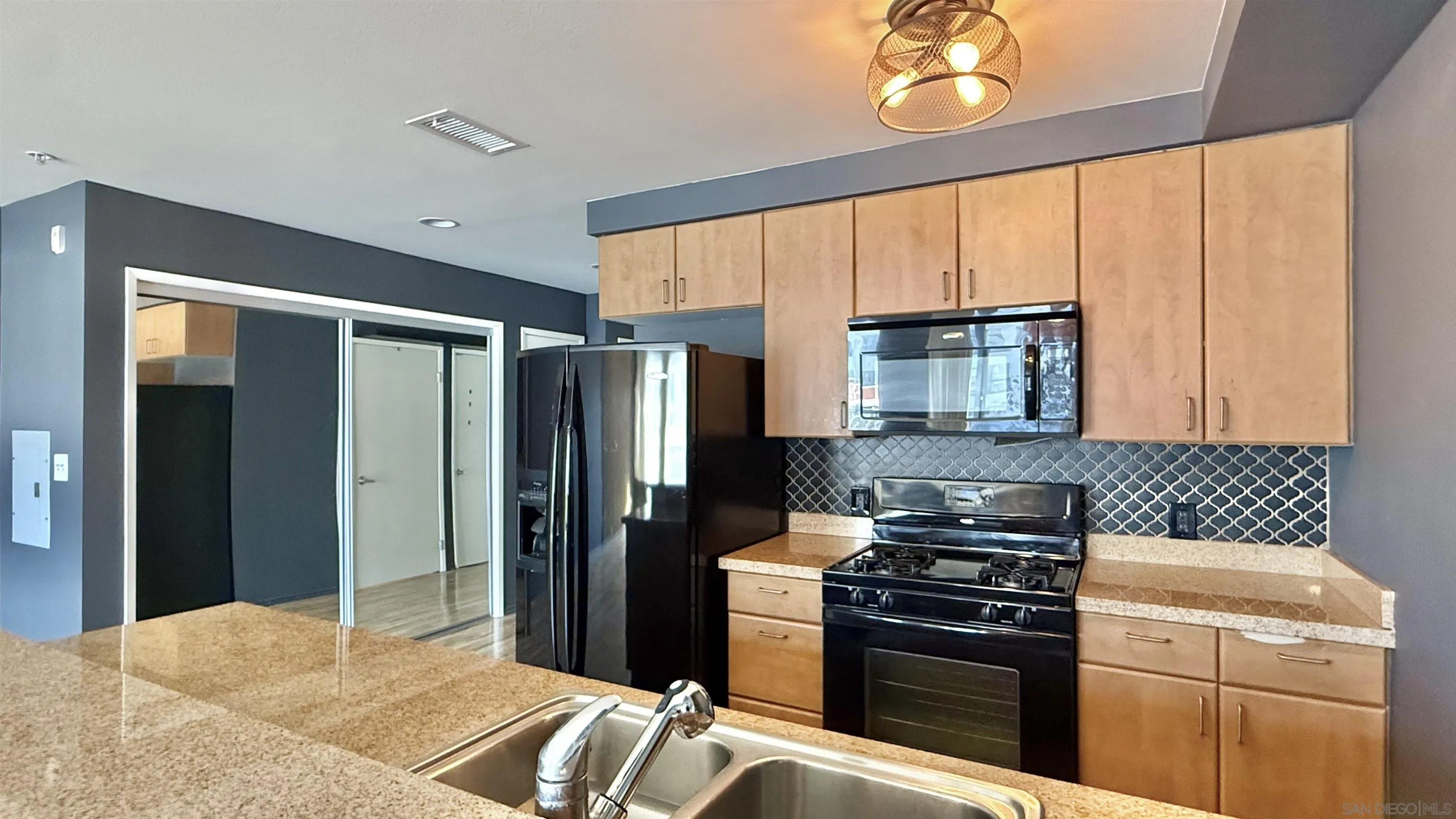 Photo #7: 260011575 Listing: Photo #7